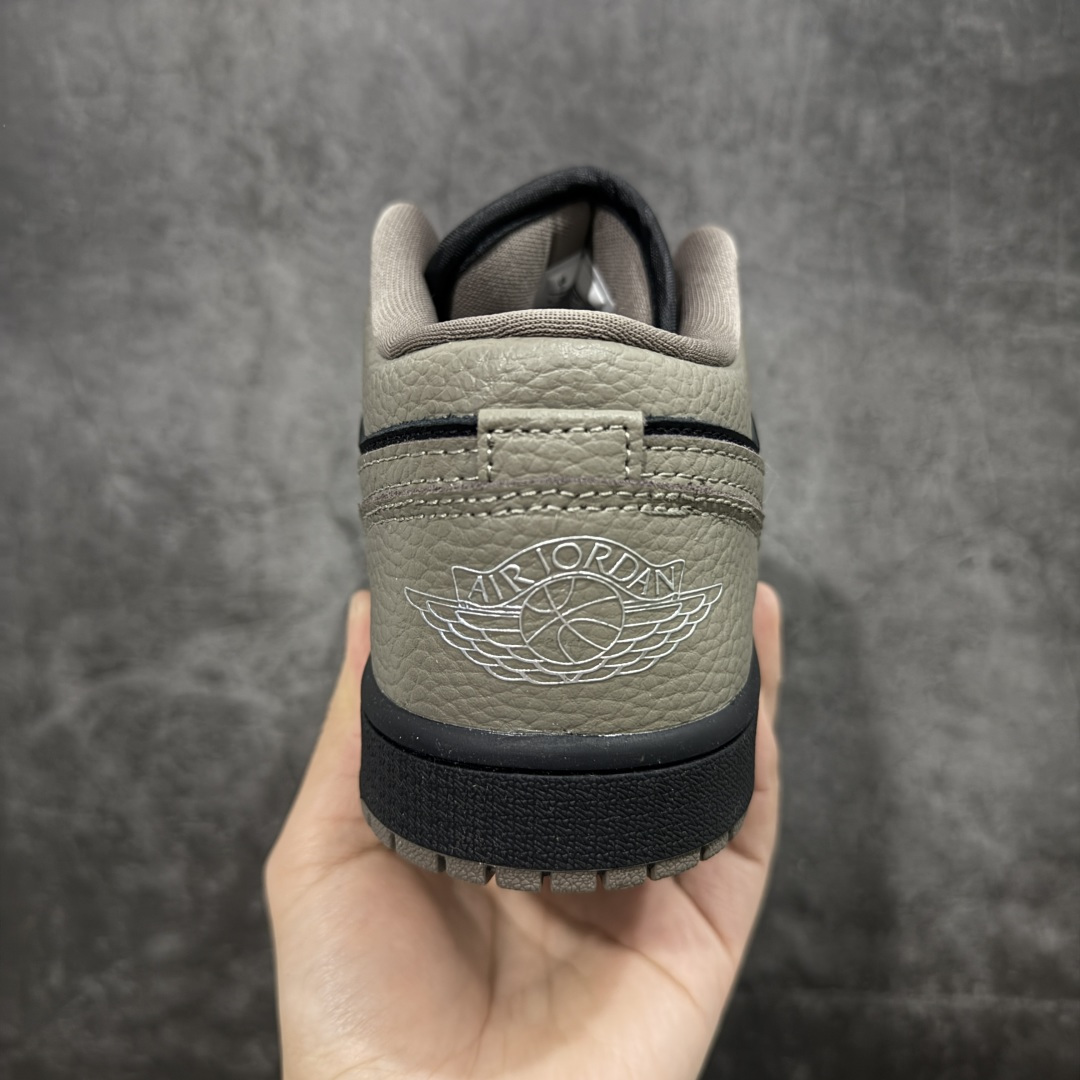 图片[4]-【H11纯原版】Nike Air Jordan 1 LOW AJ1 乔一 舒适贴合 低帮 复古篮球鞋 男女同款 棕黑色 #H11顶级纯原 纯原外贸平台特供订单 #全套原纸板楦头开发 #原厂特供材料配套加持 #确保原汁原味 完美呈现版型 #原档数据独家私模大底 #男女鞋同步官方开发至47.5 #原装进口轻量化鞋垫 #进口港宝加持 后跟自然饱满 还原公司包裹性 #鞋面采用原装数据贴合技术 #全方位贴合包裹脚型 #鞋跟部鞋底牵引设计 #提供强大的抓地性能 #更适应不同实战场地路面 货号：IB7109-005 尺码：35.5 36 36.5 37.5 38 38.5 39 40 40.5 41 42 42.5 43 44 45 46 47.5-选品中心