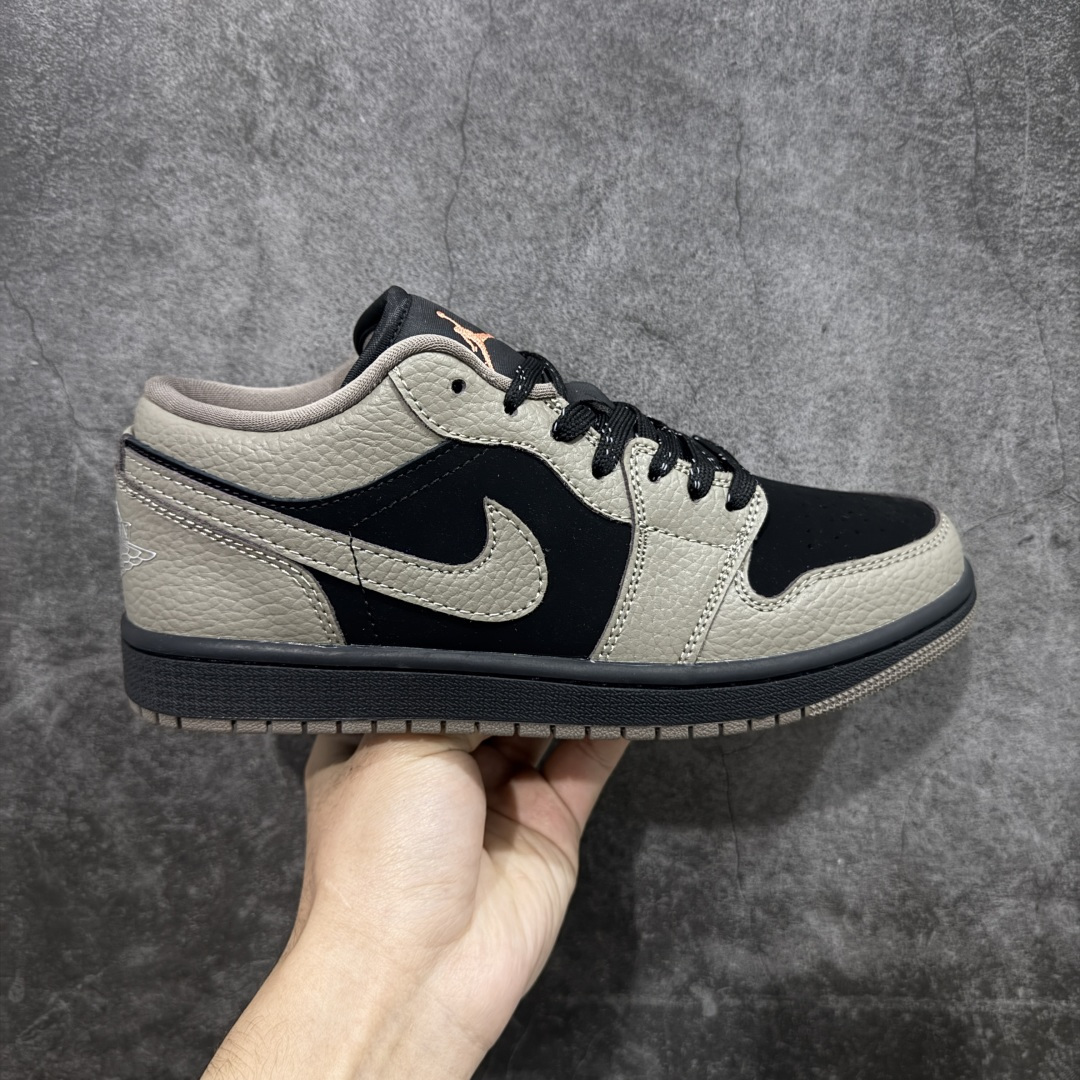 【H11纯原版】Nike Air Jordan 1 LOW AJ1 乔一 舒适贴合 低帮 复古篮球鞋 男女同款 棕黑色 #H11顶级纯原 纯原外贸平台特供订单 #全套原纸板楦头开发 #原厂特供材料配套加持 #确保原汁原味 完美呈现版型 #原档数据独家私模大底 #男女鞋同步官方开发至47.5 #原装进口轻量化鞋垫 #进口港宝加持 后跟自然饱满 还原公司包裹性 #鞋面采用原装数据贴合技术 #全方位贴合包裹脚型 #鞋跟部鞋底牵引设计 #提供强大的抓地性能 #更适应不同实战场地路面 货号：IB7109-005 尺码：35.5 36 36.5 37.5 38 38.5 39 40 40.5 41 42 42.5 43 44 45 46 47.5-选品中心