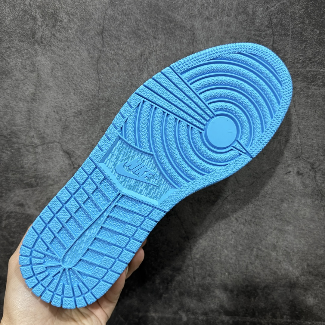 图片[9]-【纯原全头层】Air Jordan 1 AJ1 OG Low 低帮白蓝 CZ0790-104 超级强悍品质 可对比市场各大纯原版本 专业aj大厂出品 对细节的把控毋庸置疑 材料也是用最接近原鞋的头层皮料 所有地方都没有做到减配 原厂鞋楦打造完美鞋型 整体鞋型以及后跟做的弧度做的非常好 鞋带为原厂打蜡鞋带 粗细程度同步原鞋 裁片清洁度到位 无明显瑕疵毛边 免修产品 正确针车 该重针 该有尖角的地方都有做到 鞋价格非常香 转手可闭眼卖高价 到手各位就知道货有多好 绝对秒杀一切同价格货品 尺码：36-47.5-选品中心