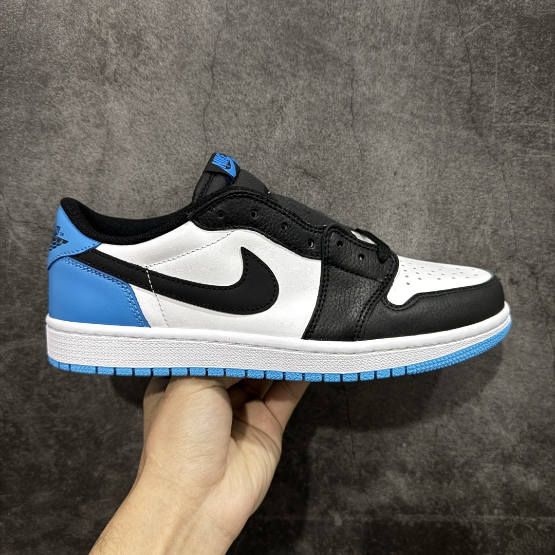 【纯原全头层】Air Jordan 1 AJ1 OG Low 低帮白蓝 CZ0790-104 超级强悍品质 可对比市场各大纯原版本 专业aj大厂出品 对细节的把控毋庸置疑 材料也是用最接近原鞋的头层皮料 所有地方都没有做到减配 原厂鞋楦打造完美鞋型 整体鞋型以及后跟做的弧度做的非常好 鞋带为原厂打蜡鞋带 粗细程度同步原鞋 裁片清洁度到位 无明显瑕疵毛边 免修产品 正确针车 该重针 该有尖角的地方都有做到 鞋价格非常香 转手可闭眼卖高价 到手各位就知道货有多好 绝对秒杀一切同价格货品 尺码：36-47.5-选品中心