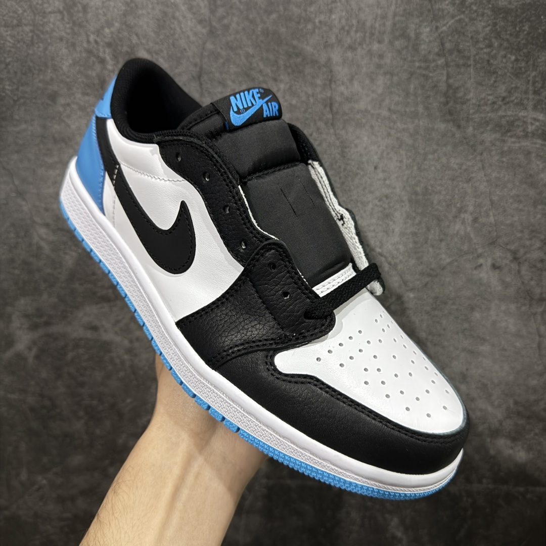 图片[3]-【纯原全头层】Air Jordan 1 AJ1 OG Low 低帮白蓝 CZ0790-104 超级强悍品质 可对比市场各大纯原版本 专业aj大厂出品 对细节的把控毋庸置疑 材料也是用最接近原鞋的头层皮料 所有地方都没有做到减配 原厂鞋楦打造完美鞋型 整体鞋型以及后跟做的弧度做的非常好 鞋带为原厂打蜡鞋带 粗细程度同步原鞋 裁片清洁度到位 无明显瑕疵毛边 免修产品 正确针车 该重针 该有尖角的地方都有做到 鞋价格非常香 转手可闭眼卖高价 到手各位就知道货有多好 绝对秒杀一切同价格货品 尺码：36-47.5-选品中心