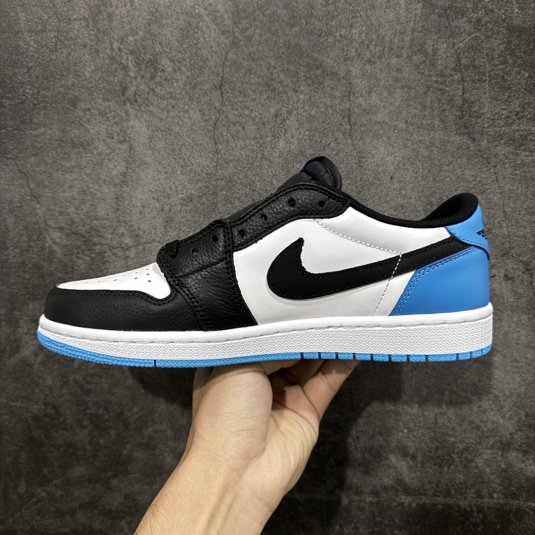 图片[2]-【纯原全头层】Air Jordan 1 AJ1 OG Low 低帮白蓝 CZ0790-104 超级强悍品质 可对比市场各大纯原版本 专业aj大厂出品 对细节的把控毋庸置疑 材料也是用最接近原鞋的头层皮料 所有地方都没有做到减配 原厂鞋楦打造完美鞋型 整体鞋型以及后跟做的弧度做的非常好 鞋带为原厂打蜡鞋带 粗细程度同步原鞋 裁片清洁度到位 无明显瑕疵毛边 免修产品 正确针车 该重针 该有尖角的地方都有做到 鞋价格非常香 转手可闭眼卖高价 到手各位就知道货有多好 绝对秒杀一切同价格货品 尺码：36-47.5-选品中心