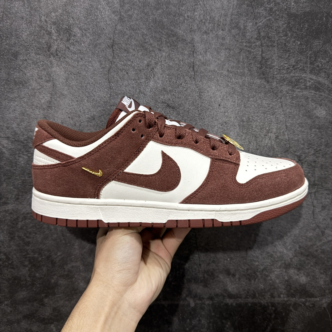 【CS纯原版】DUNK 官方新版双勾 马年限定🔥金勾红棕 马上发财❗️马上有钱❗️ 纯原大厂出品 顶级版本👏 原装头层材料 独家版型蒸餾加工 帶來的是更好的视觉和脚感体验 大厂纯原品质出货 清洁度 电绣工艺 皮料切割干净无任何毛边 细节完美 货号：IB4417-104 尺码：36 36.5 37.5 38 38.5 39 40 40.5 41 42 42.5 43 44 44.5 45 46-选品中心