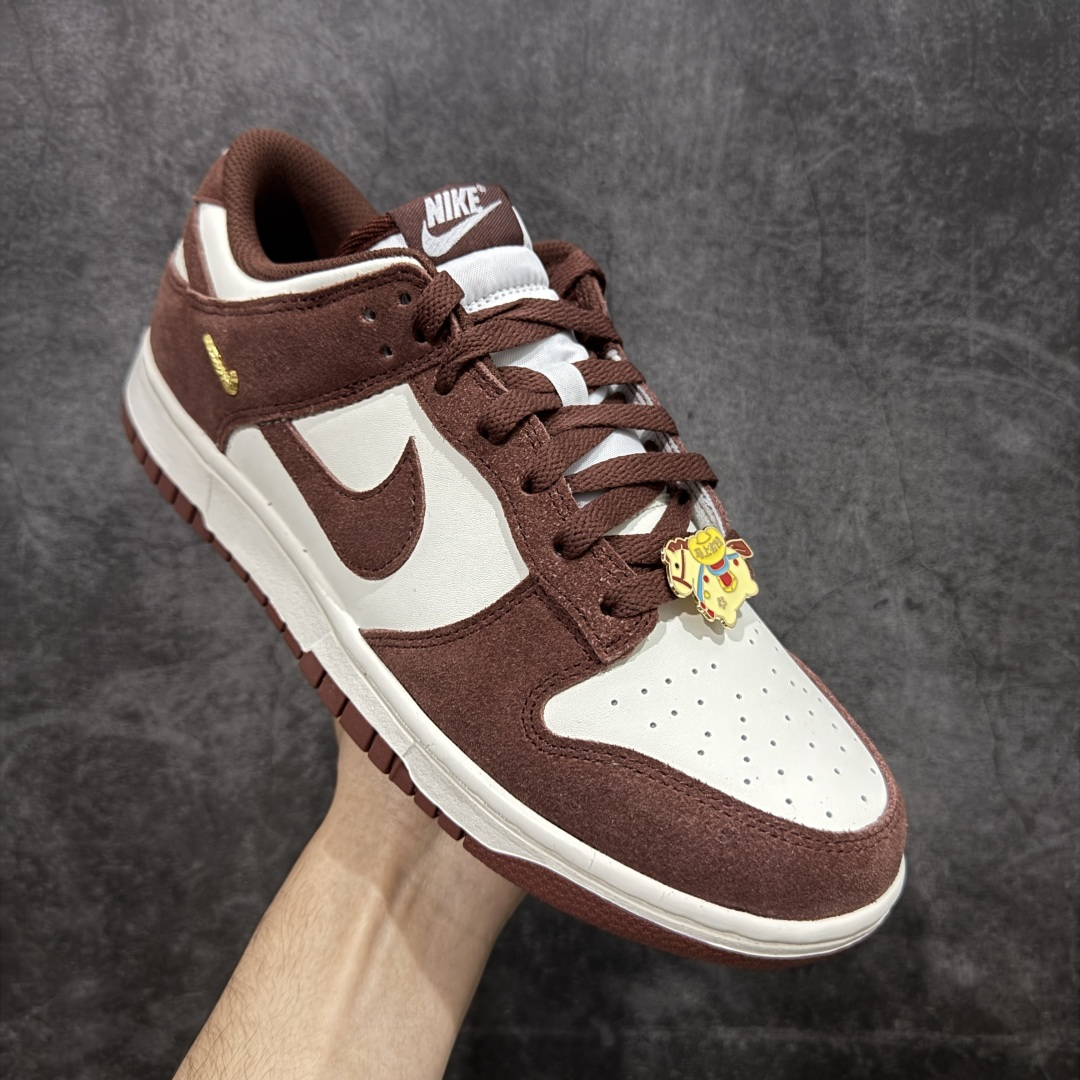 图片[3]-【CS纯原版】DUNK 官方新版双勾 马年限定🔥金勾红棕 马上发财❗️马上有钱❗️ 纯原大厂出品 顶级版本👏 原装头层材料 独家版型蒸餾加工 帶來的是更好的视觉和脚感体验 大厂纯原品质出货 清洁度 电绣工艺 皮料切割干净无任何毛边 细节完美 货号：IB4417-104 尺码：36 36.5 37.5 38 38.5 39 40 40.5 41 42 42.5 43 44 44.5 45 46-选品中心