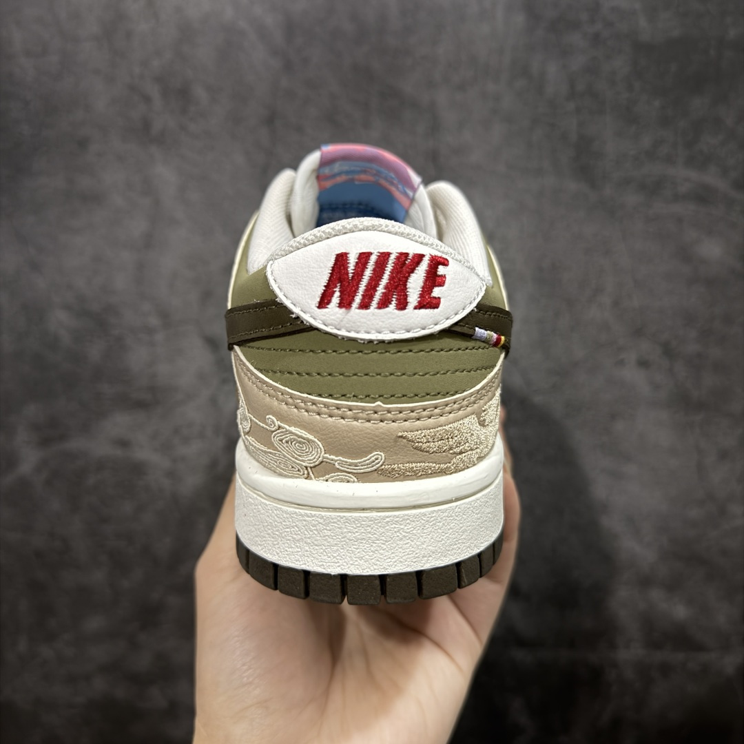 图片[4]-【礼盒版】Nike Dunk Pegasus Pack CNY \”马年限定\” 舒适贴合 低帮 板鞋 男女同款 米褐色 米棕配色+敦煌飞马暗纹刺绣，红勾+马蹄金属扣戳中细节控，鞋垫还藏《天马赋》篆字，国潮味儿直接拉满！ 货号： IQ1118-220 尺码：36-45-选品中心