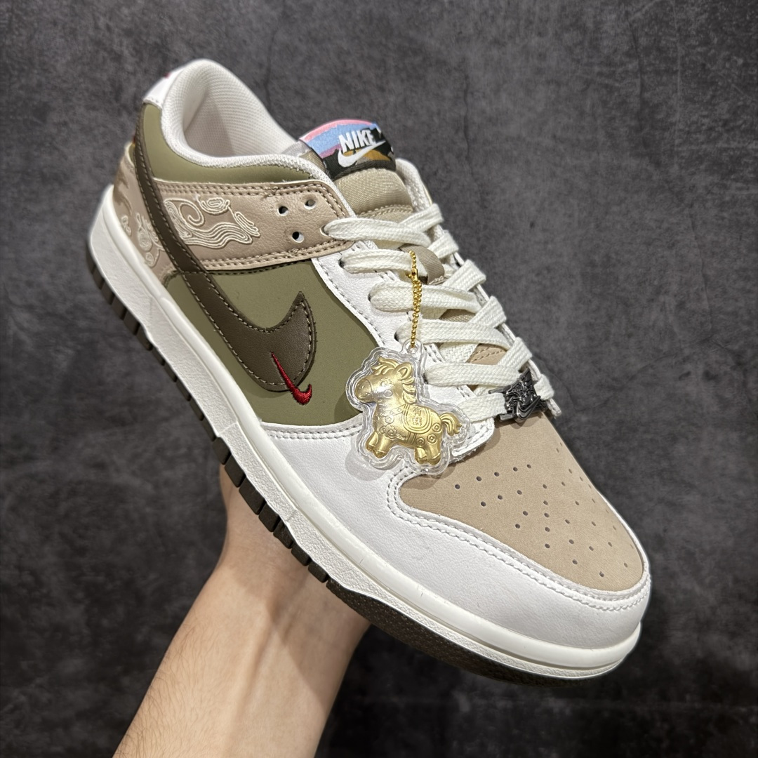 图片[3]-【礼盒版】Nike Dunk Pegasus Pack CNY \”马年限定\” 舒适贴合 低帮 板鞋 男女同款 米褐色 米棕配色+敦煌飞马暗纹刺绣，红勾+马蹄金属扣戳中细节控，鞋垫还藏《天马赋》篆字，国潮味儿直接拉满！ 货号： IQ1118-220 尺码：36-45-选品中心