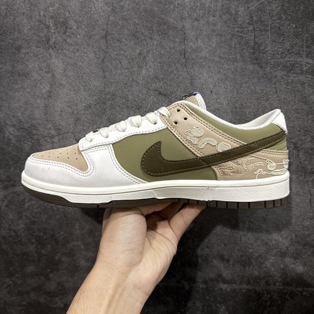 图片[2]-【礼盒版】Nike Dunk Pegasus Pack CNY \”马年限定\” 舒适贴合 低帮 板鞋 男女同款 米褐色 米棕配色+敦煌飞马暗纹刺绣，红勾+马蹄金属扣戳中细节控，鞋垫还藏《天马赋》篆字，国潮味儿直接拉满！ 货号： IQ1118-220 尺码：36-45-选品中心