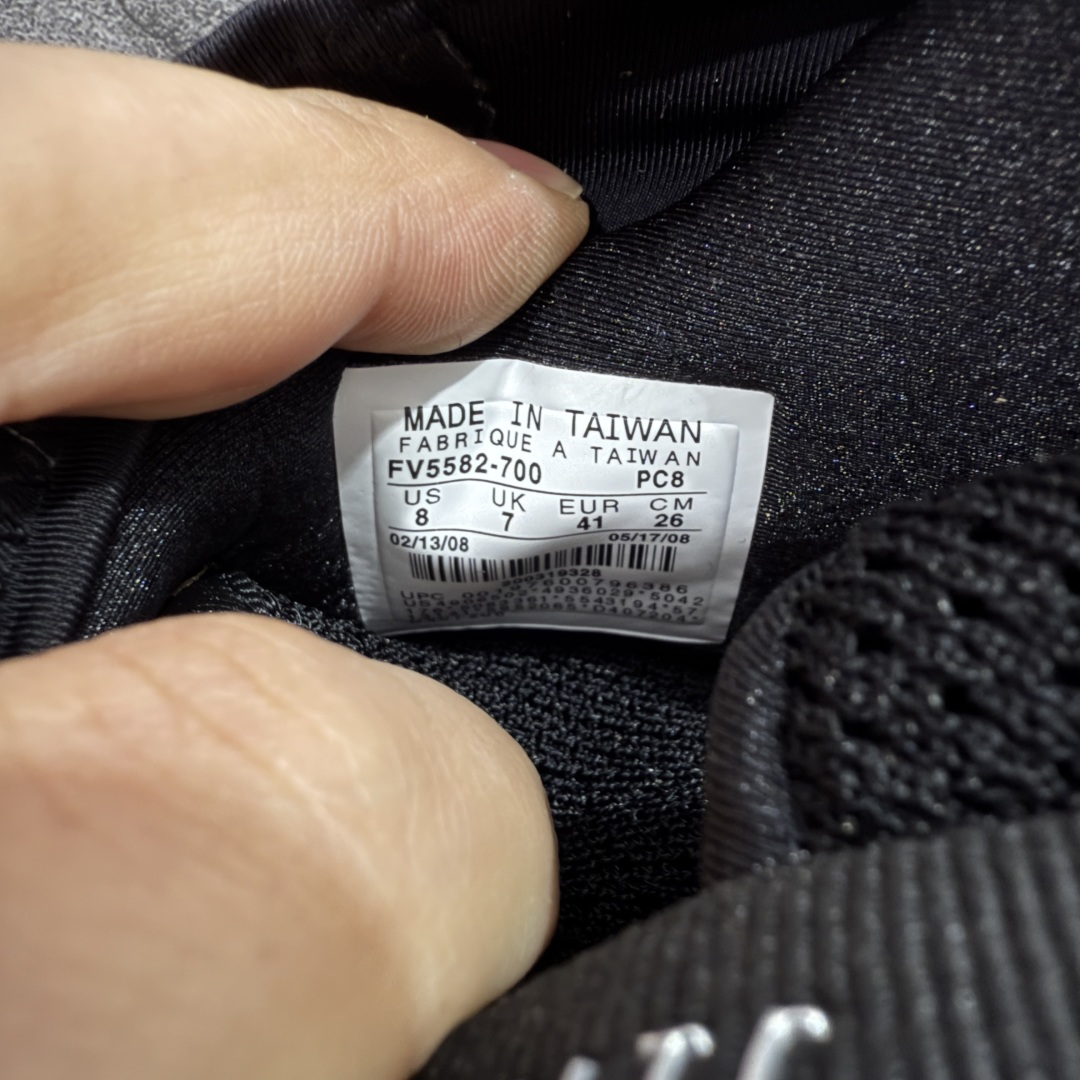 图片[9]-【莞顶纯原】Nike Air Flightposite One\”Carbon Fiber\”飞行风一代系列中帮休闲运动文化篮球鞋“紫风一” FV5582-700 采用一次成型聚氨酯铸模脚型内膜鞋面材质 鞋垫嵌入前后掌ZOOM回弹缓震气垫 超大TPU模块组合耐磨橡胶大底❗️ 经典的全黑配色 Nike Air Flightposite 2014 “Carbon Fiber” 又将我们带回到那个难忘的年代。低调而奢华感十足的碳纤维纹路鞋面，经典的拉链式设计，在十多年后的今天，这款碳板风仍然颇具魅力，诸多细节值得细细品味。 尺码：38-44-选品中心