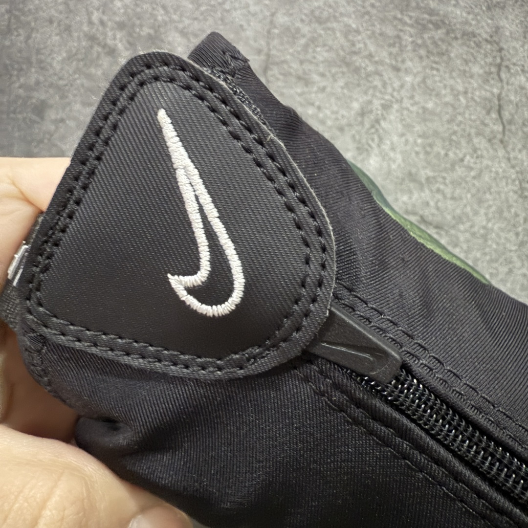 图片[5]-【莞顶纯原】Nike Air Flightposite One\”Carbon Fiber\”飞行风一代系列中帮休闲运动文化篮球鞋“紫风一” FV5582-700 采用一次成型聚氨酯铸模脚型内膜鞋面材质 鞋垫嵌入前后掌ZOOM回弹缓震气垫 超大TPU模块组合耐磨橡胶大底❗️ 经典的全黑配色 Nike Air Flightposite 2014 “Carbon Fiber” 又将我们带回到那个难忘的年代。低调而奢华感十足的碳纤维纹路鞋面，经典的拉链式设计，在十多年后的今天，这款碳板风仍然颇具魅力，诸多细节值得细细品味。 尺码：38-44-选品中心