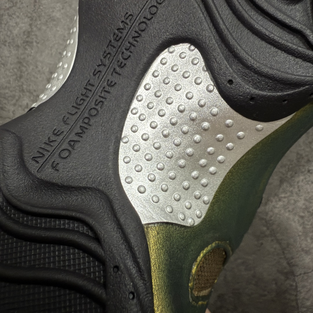 图片[3]-【莞顶纯原】Nike Air Flightposite One\”Carbon Fiber\”飞行风一代系列中帮休闲运动文化篮球鞋“紫风一” FV5582-700 采用一次成型聚氨酯铸模脚型内膜鞋面材质 鞋垫嵌入前后掌ZOOM回弹缓震气垫 超大TPU模块组合耐磨橡胶大底❗️ 经典的全黑配色 Nike Air Flightposite 2014 “Carbon Fiber” 又将我们带回到那个难忘的年代。低调而奢华感十足的碳纤维纹路鞋面，经典的拉链式设计，在十多年后的今天，这款碳板风仍然颇具魅力，诸多细节值得细细品味。 尺码：38-44-选品中心