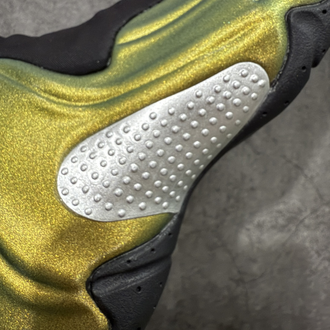 图片[2]-【莞顶纯原】Nike Air Flightposite One\”Carbon Fiber\”飞行风一代系列中帮休闲运动文化篮球鞋“紫风一” FV5582-700 采用一次成型聚氨酯铸模脚型内膜鞋面材质 鞋垫嵌入前后掌ZOOM回弹缓震气垫 超大TPU模块组合耐磨橡胶大底❗️ 经典的全黑配色 Nike Air Flightposite 2014 “Carbon Fiber” 又将我们带回到那个难忘的年代。低调而奢华感十足的碳纤维纹路鞋面，经典的拉链式设计，在十多年后的今天，这款碳板风仍然颇具魅力，诸多细节值得细细品味。 尺码：38-44-选品中心