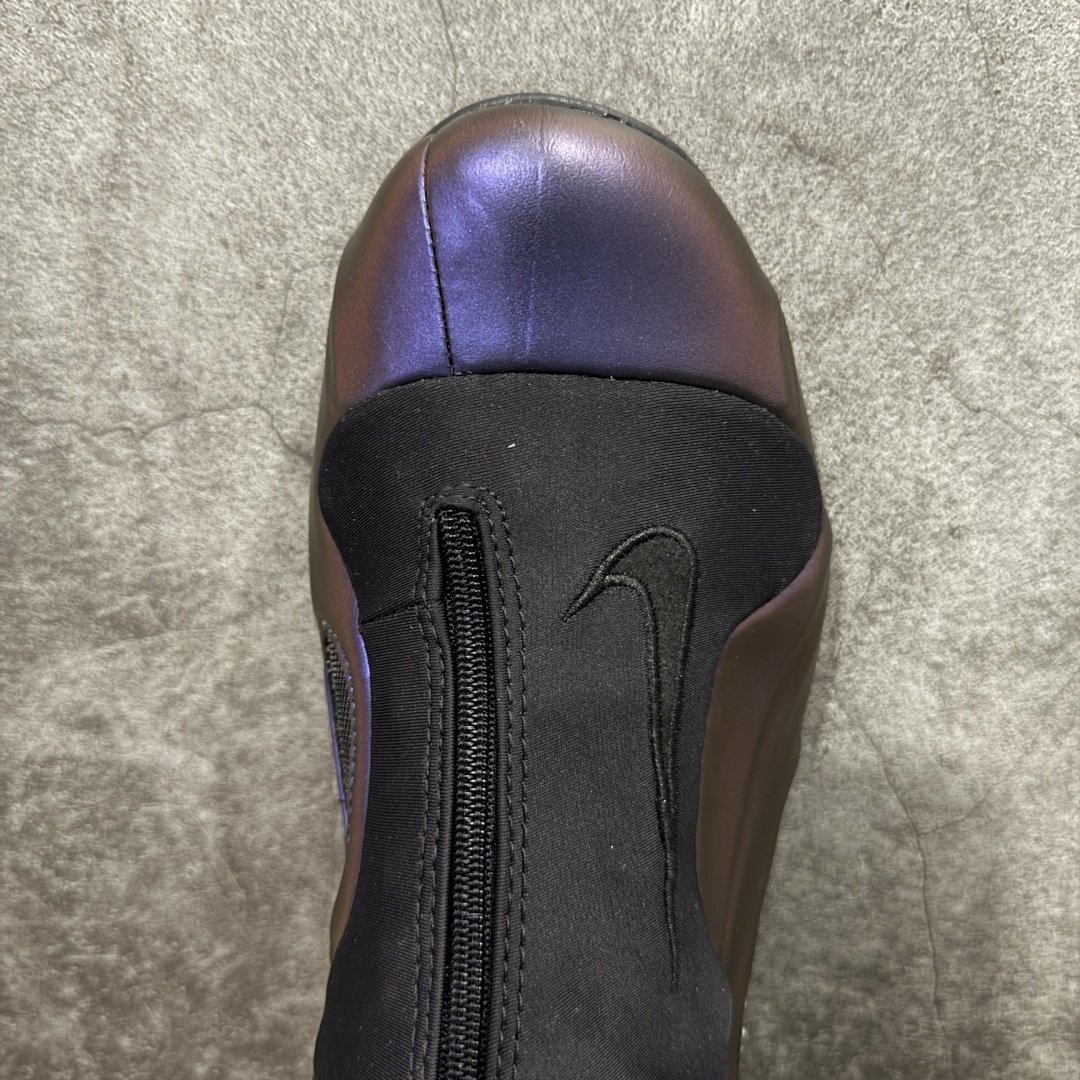 图片[5]-【莞顶纯原】Nike Air Flightposite One\”Carbon Fiber\”飞行风一代系列中帮休闲运动文化篮球鞋“紫风一” 624015-051 采用一次成型聚氨酯铸模脚型内膜鞋面材质 鞋垫嵌入前后掌ZOOM回弹缓震气垫 超大TPU模块组合耐磨橡胶大底❗️ 经典的全黑配色 Nike Air Flightposite 2014 “Carbon Fiber” 又将我们带回到那个难忘的年代。低调而奢华感十足的碳纤维纹路鞋面，经典的拉链式设计，在十多年后的今天，这款碳板风仍然颇具魅力，诸多细节值得细细品味。 尺码：38-44-选品中心