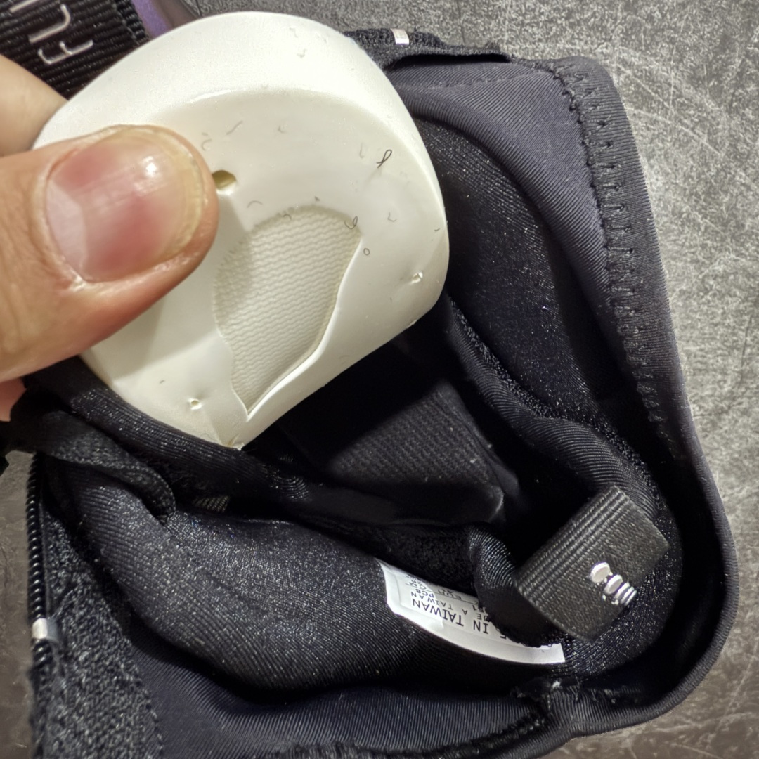 图片[9]-【莞顶纯原】Nike Air Flightposite One\”Carbon Fiber\”飞行风一代系列中帮休闲运动文化篮球鞋“紫风一” 624015-051 采用一次成型聚氨酯铸模脚型内膜鞋面材质 鞋垫嵌入前后掌ZOOM回弹缓震气垫 超大TPU模块组合耐磨橡胶大底❗️ 经典的全黑配色 Nike Air Flightposite 2014 “Carbon Fiber” 又将我们带回到那个难忘的年代。低调而奢华感十足的碳纤维纹路鞋面，经典的拉链式设计，在十多年后的今天，这款碳板风仍然颇具魅力，诸多细节值得细细品味。 尺码：38-44-选品中心