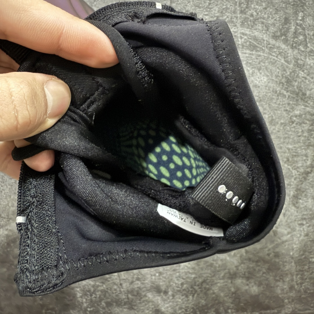 图片[8]-【莞顶纯原】Nike Air Flightposite One\”Carbon Fiber\”飞行风一代系列中帮休闲运动文化篮球鞋“紫风一” 624015-051 采用一次成型聚氨酯铸模脚型内膜鞋面材质 鞋垫嵌入前后掌ZOOM回弹缓震气垫 超大TPU模块组合耐磨橡胶大底❗️ 经典的全黑配色 Nike Air Flightposite 2014 “Carbon Fiber” 又将我们带回到那个难忘的年代。低调而奢华感十足的碳纤维纹路鞋面，经典的拉链式设计，在十多年后的今天，这款碳板风仍然颇具魅力，诸多细节值得细细品味。 尺码：38-44-选品中心