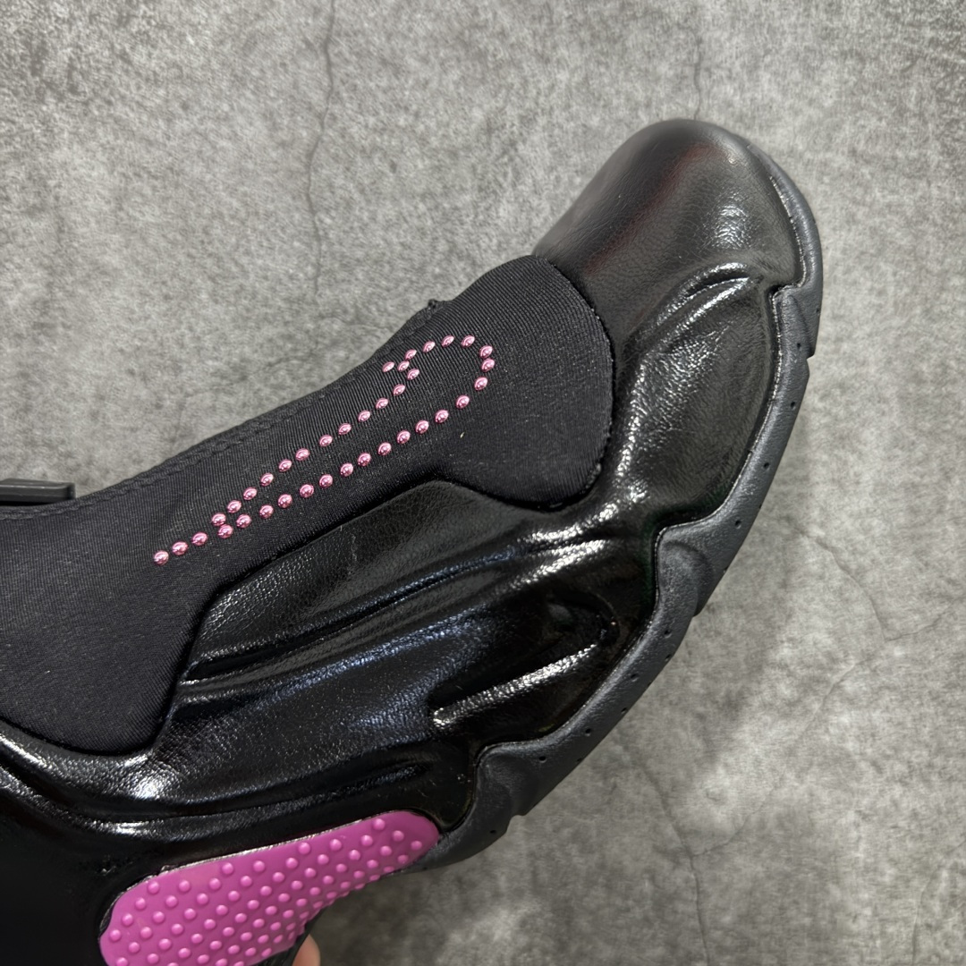 图片[6]-【莞顶纯原】Nike Air Flightposite One\”Carbon Fiber\”飞行风一代系列中帮休闲运动文化篮球鞋“黑粉黑风”碳板风一复刻版 345826-001 采用一次成型聚氨酯铸模脚型内膜鞋面材质 鞋垫嵌入前后掌ZOOM回弹缓震气垫 超大TPU模块组合耐磨橡胶大底❗️ 经典的全黑配色 Nike Air Flightposite 2014 “Carbon Fiber” 又将我们带回到那个难忘的年代。低调而奢华感十足的碳纤维纹路鞋面，经典的拉链式设计，在十多年后的今天，这款碳板风仍然颇具魅力，诸多细节值得细细品味。 尺码：38-44-选品中心