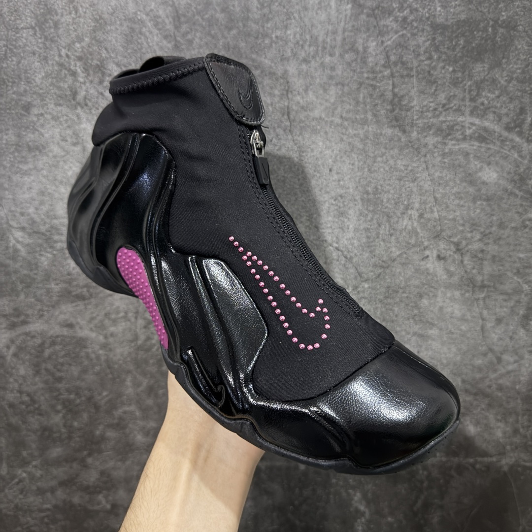 图片[3]-【莞顶纯原】Nike Air Flightposite One\”Carbon Fiber\”飞行风一代系列中帮休闲运动文化篮球鞋“黑粉黑风”碳板风一复刻版 345826-001 采用一次成型聚氨酯铸模脚型内膜鞋面材质 鞋垫嵌入前后掌ZOOM回弹缓震气垫 超大TPU模块组合耐磨橡胶大底❗️ 经典的全黑配色 Nike Air Flightposite 2014 “Carbon Fiber” 又将我们带回到那个难忘的年代。低调而奢华感十足的碳纤维纹路鞋面，经典的拉链式设计，在十多年后的今天，这款碳板风仍然颇具魅力，诸多细节值得细细品味。 尺码：38-44-选品中心