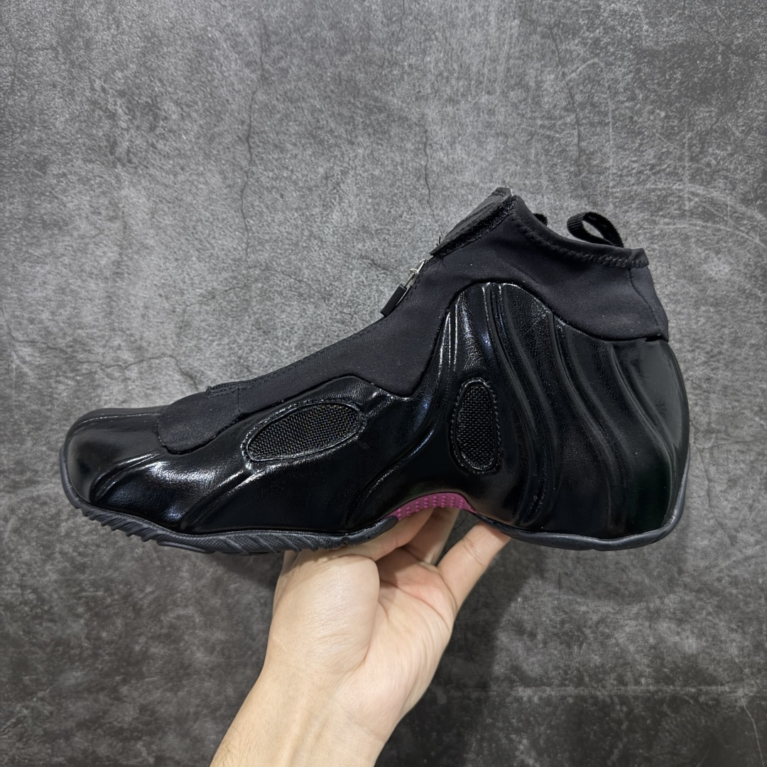 图片[2]-【莞顶纯原】Nike Air Flightposite One\”Carbon Fiber\”飞行风一代系列中帮休闲运动文化篮球鞋“黑粉黑风”碳板风一复刻版 345826-001 采用一次成型聚氨酯铸模脚型内膜鞋面材质 鞋垫嵌入前后掌ZOOM回弹缓震气垫 超大TPU模块组合耐磨橡胶大底❗️ 经典的全黑配色 Nike Air Flightposite 2014 “Carbon Fiber” 又将我们带回到那个难忘的年代。低调而奢华感十足的碳纤维纹路鞋面，经典的拉链式设计，在十多年后的今天，这款碳板风仍然颇具魅力，诸多细节值得细细品味。 尺码：38-44-选品中心