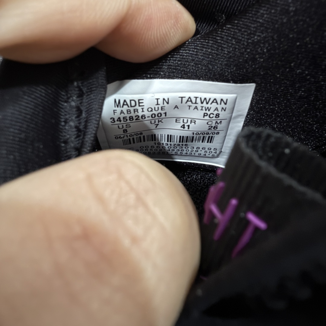 图片[9]-【莞顶纯原】Nike Air Flightposite One\”Carbon Fiber\”飞行风一代系列中帮休闲运动文化篮球鞋“黑粉黑风”碳板风一复刻版 345826-001 采用一次成型聚氨酯铸模脚型内膜鞋面材质 鞋垫嵌入前后掌ZOOM回弹缓震气垫 超大TPU模块组合耐磨橡胶大底❗️ 经典的全黑配色 Nike Air Flightposite 2014 “Carbon Fiber” 又将我们带回到那个难忘的年代。低调而奢华感十足的碳纤维纹路鞋面，经典的拉链式设计，在十多年后的今天，这款碳板风仍然颇具魅力，诸多细节值得细细品味。 尺码：38-44-选品中心