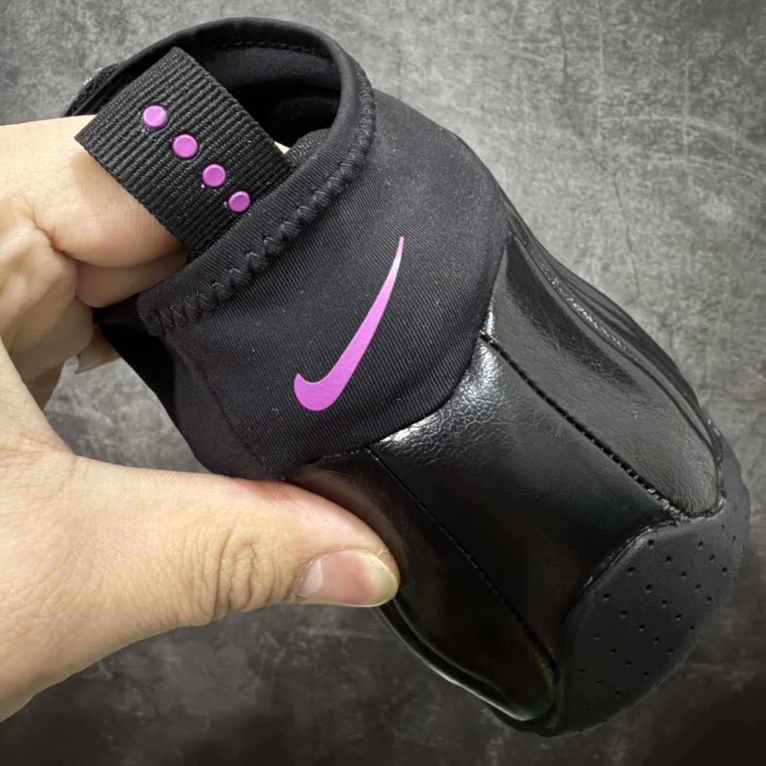 图片[2]-【莞顶纯原】Nike Air Flightposite One\”Carbon Fiber\”飞行风一代系列中帮休闲运动文化篮球鞋“黑粉黑风”碳板风一复刻版 345826-001 采用一次成型聚氨酯铸模脚型内膜鞋面材质 鞋垫嵌入前后掌ZOOM回弹缓震气垫 超大TPU模块组合耐磨橡胶大底❗️ 经典的全黑配色 Nike Air Flightposite 2014 “Carbon Fiber” 又将我们带回到那个难忘的年代。低调而奢华感十足的碳纤维纹路鞋面，经典的拉链式设计，在十多年后的今天，这款碳板风仍然颇具魅力，诸多细节值得细细品味。 尺码：38-44-选品中心