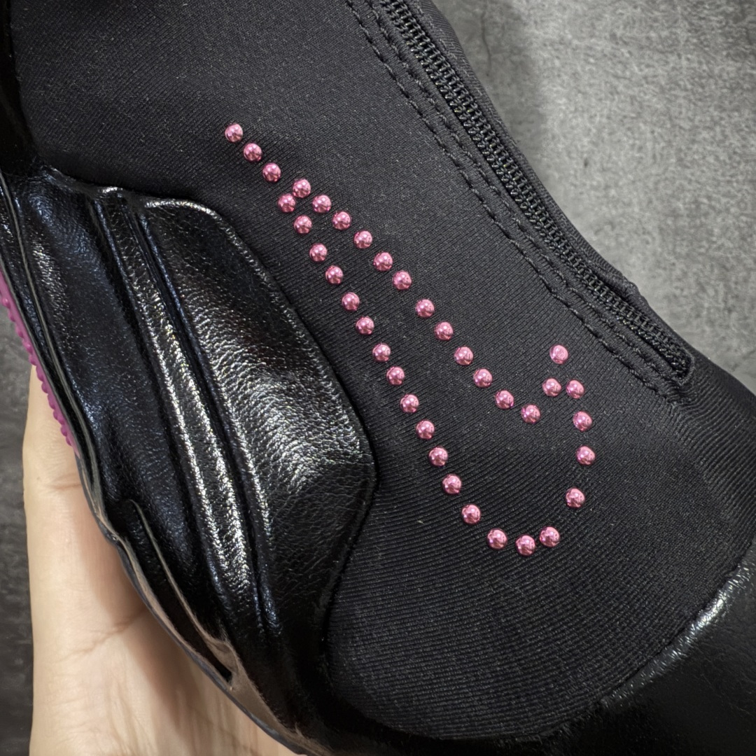 图片[4]-【莞顶纯原】Nike Air Flightposite One\”Carbon Fiber\”飞行风一代系列中帮休闲运动文化篮球鞋“黑粉黑风”碳板风一复刻版 345826-001 采用一次成型聚氨酯铸模脚型内膜鞋面材质 鞋垫嵌入前后掌ZOOM回弹缓震气垫 超大TPU模块组合耐磨橡胶大底❗️ 经典的全黑配色 Nike Air Flightposite 2014 “Carbon Fiber” 又将我们带回到那个难忘的年代。低调而奢华感十足的碳纤维纹路鞋面，经典的拉链式设计，在十多年后的今天，这款碳板风仍然颇具魅力，诸多细节值得细细品味。 尺码：38-44-选品中心