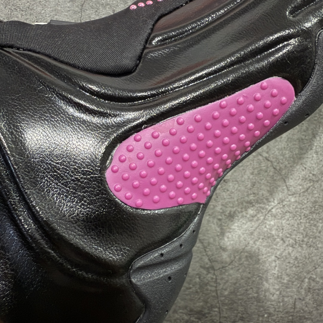 图片[3]-【莞顶纯原】Nike Air Flightposite One\”Carbon Fiber\”飞行风一代系列中帮休闲运动文化篮球鞋“黑粉黑风”碳板风一复刻版 345826-001 采用一次成型聚氨酯铸模脚型内膜鞋面材质 鞋垫嵌入前后掌ZOOM回弹缓震气垫 超大TPU模块组合耐磨橡胶大底❗️ 经典的全黑配色 Nike Air Flightposite 2014 “Carbon Fiber” 又将我们带回到那个难忘的年代。低调而奢华感十足的碳纤维纹路鞋面，经典的拉链式设计，在十多年后的今天，这款碳板风仍然颇具魅力，诸多细节值得细细品味。 尺码：38-44-选品中心