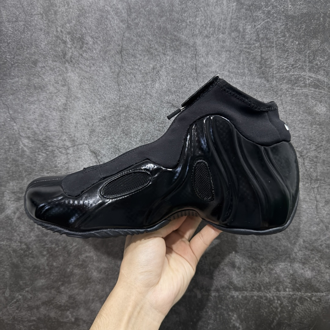图片[2]-【莞顶纯原】Nike Air Flightposite One\”Carbon Fiber\”飞行风一代系列中帮休闲运动文化篮球鞋“碳板黑风”碳板风一复刻版 642307-001 采用一次成型聚氨酯铸模脚型内膜鞋面材质 鞋垫嵌入前后掌ZOOM回弹缓震气垫 超大TPU模块组合耐磨橡胶大底❗️ 经典的全黑配色 Nike Air Flightposite 2014 “Carbon Fiber” 又将我们带回到那个难忘的年代。低调而奢华感十足的碳纤维纹路鞋面，经典的拉链式设计，在十多年后的今天，这款碳板风仍然颇具魅力，诸多细节值得细细品味。 尺码：38-44-选品中心