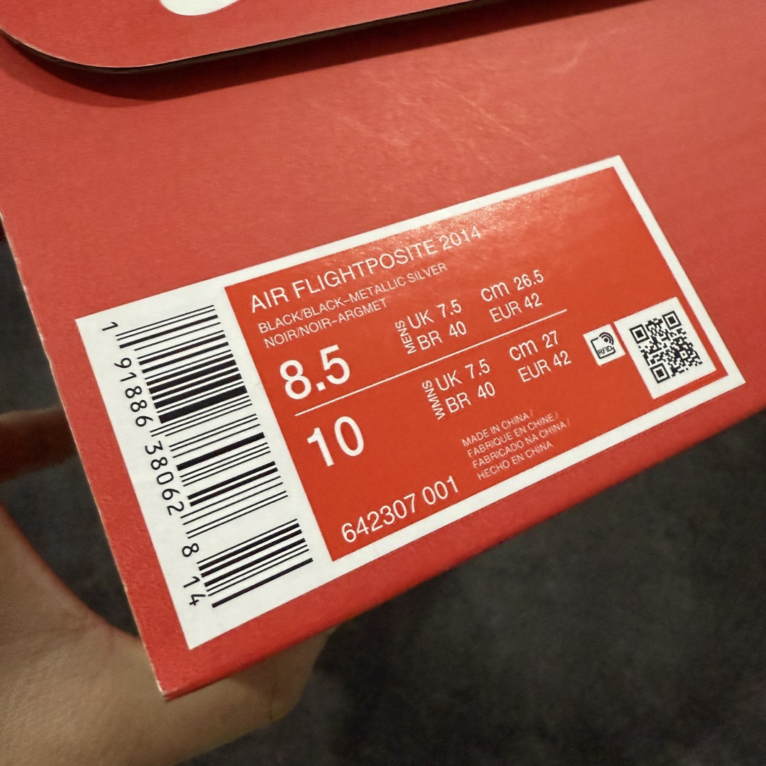 图片[9]-【莞顶纯原】Nike Air Flightposite One\”Carbon Fiber\”飞行风一代系列中帮休闲运动文化篮球鞋“碳板黑风”碳板风一复刻版 642307-001 采用一次成型聚氨酯铸模脚型内膜鞋面材质 鞋垫嵌入前后掌ZOOM回弹缓震气垫 超大TPU模块组合耐磨橡胶大底❗️ 经典的全黑配色 Nike Air Flightposite 2014 “Carbon Fiber” 又将我们带回到那个难忘的年代。低调而奢华感十足的碳纤维纹路鞋面，经典的拉链式设计，在十多年后的今天，这款碳板风仍然颇具魅力，诸多细节值得细细品味。 尺码：38-44-选品中心