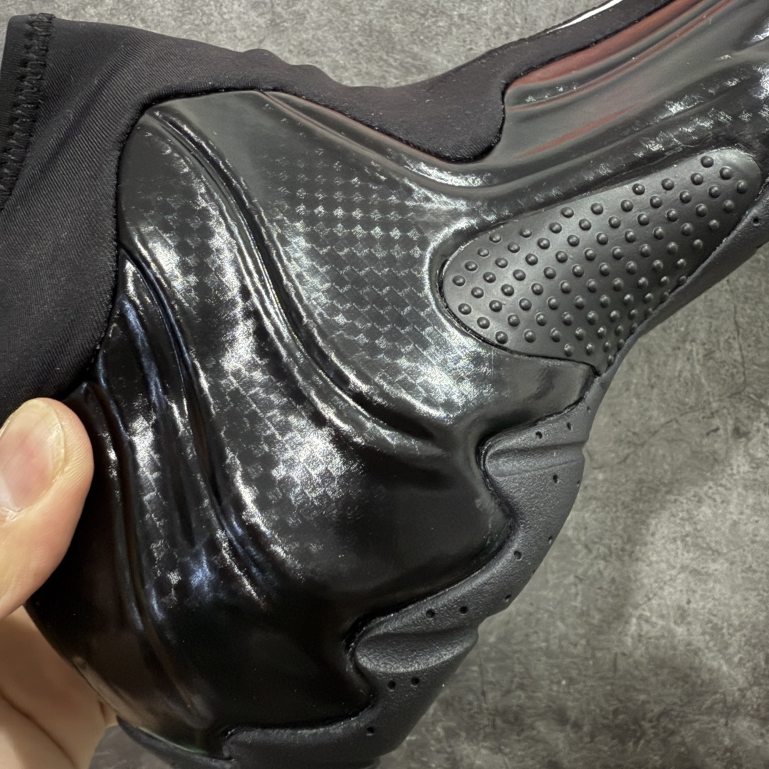 图片[3]-【莞顶纯原】Nike Air Flightposite One\”Carbon Fiber\”飞行风一代系列中帮休闲运动文化篮球鞋“碳板黑风”碳板风一复刻版 642307-001 采用一次成型聚氨酯铸模脚型内膜鞋面材质 鞋垫嵌入前后掌ZOOM回弹缓震气垫 超大TPU模块组合耐磨橡胶大底❗️ 经典的全黑配色 Nike Air Flightposite 2014 “Carbon Fiber” 又将我们带回到那个难忘的年代。低调而奢华感十足的碳纤维纹路鞋面，经典的拉链式设计，在十多年后的今天，这款碳板风仍然颇具魅力，诸多细节值得细细品味。 尺码：38-44-选品中心