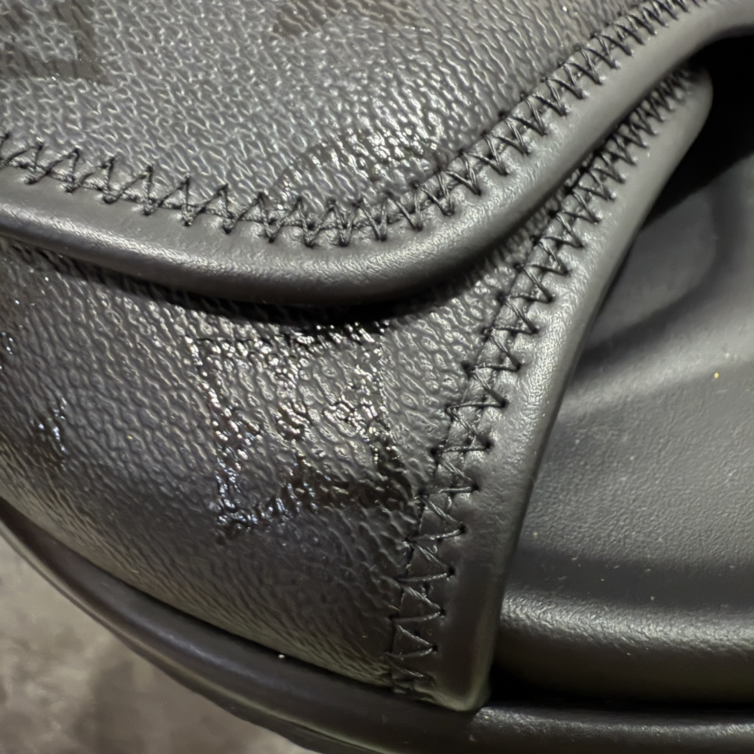 图片[6]-【佛山超A版】LV Miani魔术贴 黑色印花拖鞋 路易威登 L家男士拖鞋 官方爆款 同步发售 进口原版面料 正确同步原版高频印刷字体 原厂特供原版底 所有细节对版 还原对比🆚 尺码：39-45-选品中心