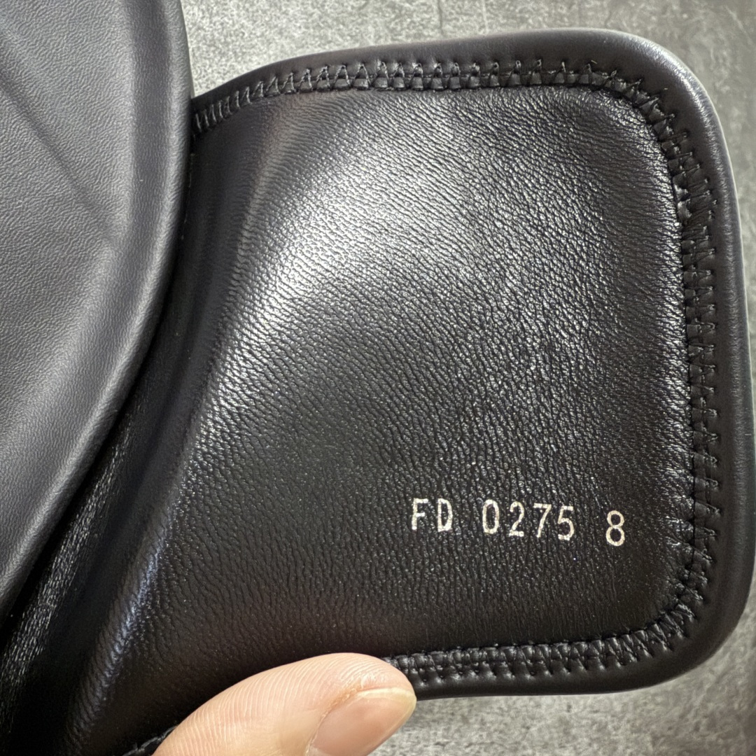 图片[9]-【佛山超A版】LV Miani魔术贴 黑色印花拖鞋 路易威登 L家男士拖鞋 官方爆款 同步发售 进口原版面料 正确同步原版高频印刷字体 原厂特供原版底 所有细节对版 还原对比🆚 尺码：39-45-选品中心