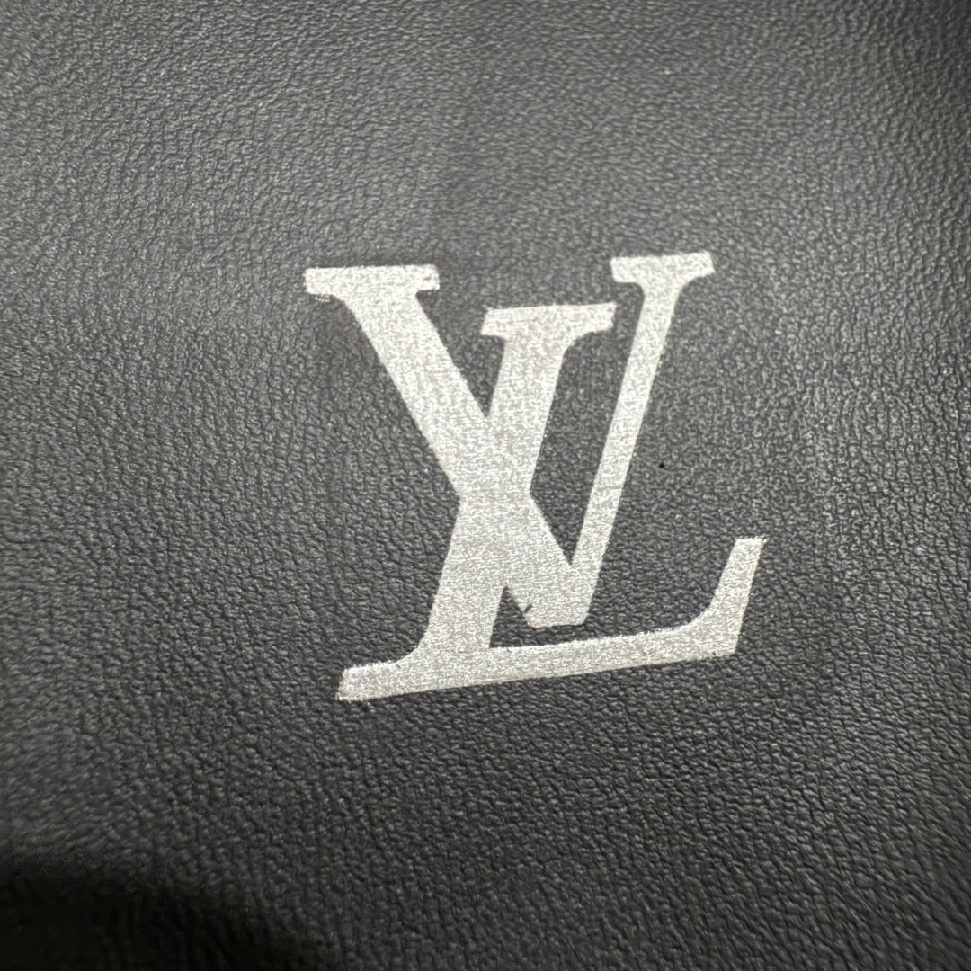 图片[4]-【佛山超A版】LV Miani魔术贴 黑色印花拖鞋 路易威登 L家男士拖鞋 官方爆款 同步发售 进口原版面料 正确同步原版高频印刷字体 原厂特供原版底 所有细节对版 还原对比🆚 尺码：39-45-选品中心