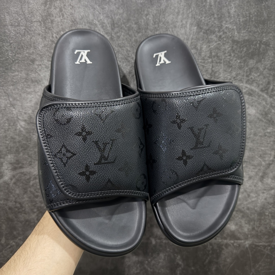 图片[2]-【佛山超A版】LV Miani魔术贴 黑色印花拖鞋 路易威登 L家男士拖鞋 官方爆款 同步发售 进口原版面料 正确同步原版高频印刷字体 原厂特供原版底 所有细节对版 还原对比🆚 尺码：39-45-选品中心