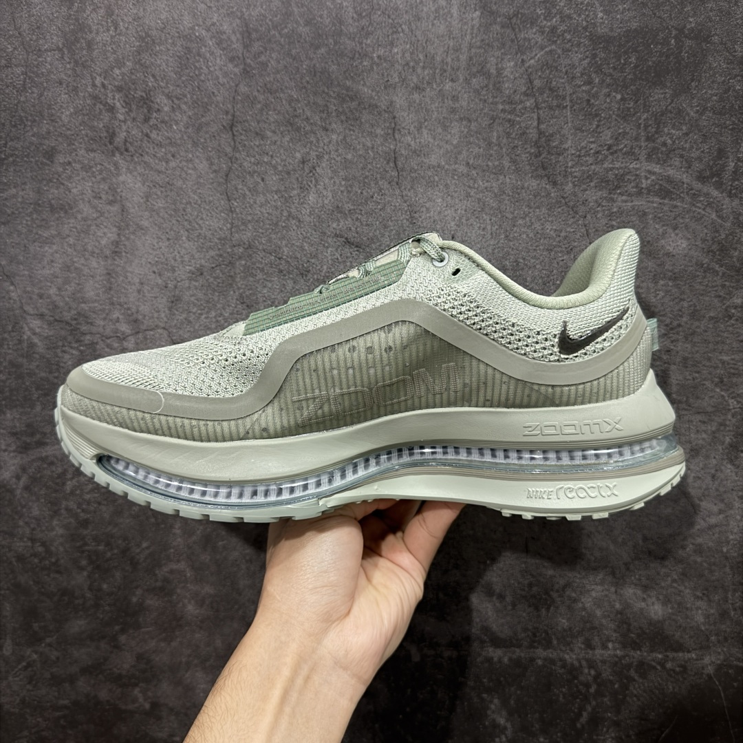 图片[2]-【S版纯原】Nike Pegasus Premium Airscape 舒适百搭减震防滑耐磨透气 低帮跑步鞋 灰绿色 HQ2592-300    低帮跑步鞋，简约又不失活力，上脚超吸睛。  它不仅颜值高，性能更是一绝！  全掌气垫科技，减震防滑超耐磨，每一步都能感受到强劲回弹，给双脚舒适支撑。  透气鞋面，跑步时双脚也能自由呼吸。    #独家原包 原底原料 开模打造  #原厂鞋标 高精密准度  #原楦原纸板开发 匹配原版98%以上  #后跟弧度 正确呈现  #原厂皮料 质感无敌  #皮料切割干净 无任何毛边 清洁度细节完美    尺码：35.5-46-选品中心