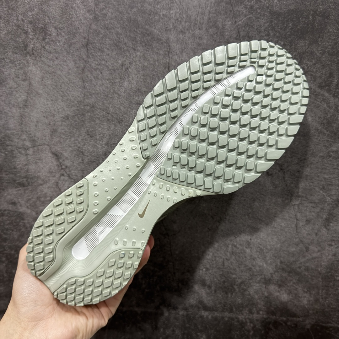 图片[9]-【S版纯原】Nike Pegasus Premium Airscape 舒适百搭减震防滑耐磨透气 低帮跑步鞋 灰绿色 HQ2592-300    低帮跑步鞋，简约又不失活力，上脚超吸睛。  它不仅颜值高，性能更是一绝！  全掌气垫科技，减震防滑超耐磨，每一步都能感受到强劲回弹，给双脚舒适支撑。  透气鞋面，跑步时双脚也能自由呼吸。    #独家原包 原底原料 开模打造  #原厂鞋标 高精密准度  #原楦原纸板开发 匹配原版98%以上  #后跟弧度 正确呈现  #原厂皮料 质感无敌  #皮料切割干净 无任何毛边 清洁度细节完美    尺码：35.5-46-选品中心