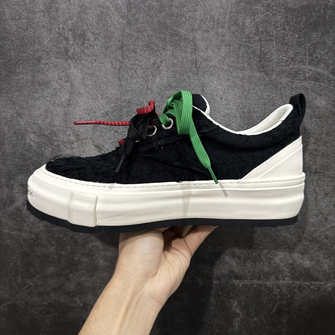 图片[2]-【莞顶礼盒版】xVESSEL × 吴建豪联名｜雪花酥Snowflake厚底增高板鞋】 ✨ #街头新宠 #甜酷有型 吴建豪亲自操刀设计，用「雪花酥」灵感颠覆传统板鞋基因！ 5cm隐形厚底暗藏心机，显高显腿长✔️ 软弹中底+防滑齿纹，暴走8小时不累脚👟 🎨 𝗖𝗢𝗖𝗛𝗼𝗜𝗰𝗲𝗿 三色狙击审美𝗧𝗼𝘁𝗽𝗼𝗶𝗻𝘁： ▫️「牛乳白」：软糯奶霜包裹鞋身，温柔狙击少女心 ▫️「奥利奥」：经典黑白漩涡纹，永不过时的𝗢𝘂𝘁𝗳𝗶𝘁𝗖位神器 ▫️「黑松露」：哑光麂皮𝗑金属细节，暗黑系𝗚𝗶𝗿𝗹𝗹𝗮𝘇必备𝗚𝗔𝗢级单品 🌟𝗗𝗲𝘀𝗶𝗴𝗻 𝗛𝗶𝗴𝗵𝗹𝗶𝗴𝗵𝘁： ✅解构式绑带𝗑异形后跟，每一步都踩在𝗧𝗼𝘁𝗽𝗼𝗶𝗻𝘁 ✅可拆卸雪花图腾配件，解锁𝟭𝟬𝟬𝟬+种穿搭姿势 ✅3M反光条暗藏𝗦𝗡𝗘𝗔𝗞𝗘𝗥𝗛𝗘𝗔𝗗彩蛋，夜行自带𝗙𝗼𝗰𝘂𝘀光效 尺码：35-45-选品中心