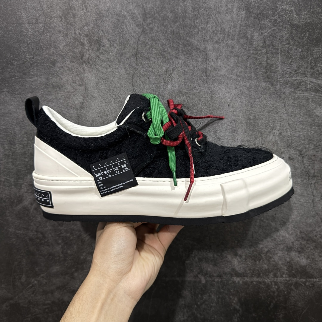 【莞顶礼盒版】xVESSEL × 吴建豪联名｜雪花酥Snowflake厚底增高板鞋】 ✨ #街头新宠 #甜酷有型 吴建豪亲自操刀设计，用「雪花酥」灵感颠覆传统板鞋基因！ 5cm隐形厚底暗藏心机，显高显腿长✔️ 软弹中底+防滑齿纹，暴走8小时不累脚👟 🎨 𝗖𝗢𝗖𝗛𝗼𝗜𝗰𝗲𝗿 三色狙击审美𝗧𝗼𝘁𝗽𝗼𝗶𝗻𝘁： ▫️「牛乳白」：软糯奶霜包裹鞋身，温柔狙击少女心 ▫️「奥利奥」：经典黑白漩涡纹，永不过时的𝗢𝘂𝘁𝗳𝗶𝘁𝗖位神器 ▫️「黑松露」：哑光麂皮𝗑金属细节，暗黑系𝗚𝗶𝗿𝗹𝗹𝗮𝘇必备𝗚𝗔𝗢级单品 🌟𝗗𝗲𝘀𝗶𝗴𝗻 𝗛𝗶𝗴𝗵𝗹𝗶𝗴𝗵𝘁： ✅解构式绑带𝗑异形后跟，每一步都踩在𝗧𝗼𝘁𝗽𝗼𝗶𝗻𝘁 ✅可拆卸雪花图腾配件，解锁𝟭𝟬𝟬𝟬+种穿搭姿势 ✅3M反光条暗藏𝗦𝗡𝗘𝗔𝗞𝗘𝗥𝗛𝗘𝗔𝗗彩蛋，夜行自带𝗙𝗼𝗰𝘂𝘀光效 尺码：35-45-选品中心