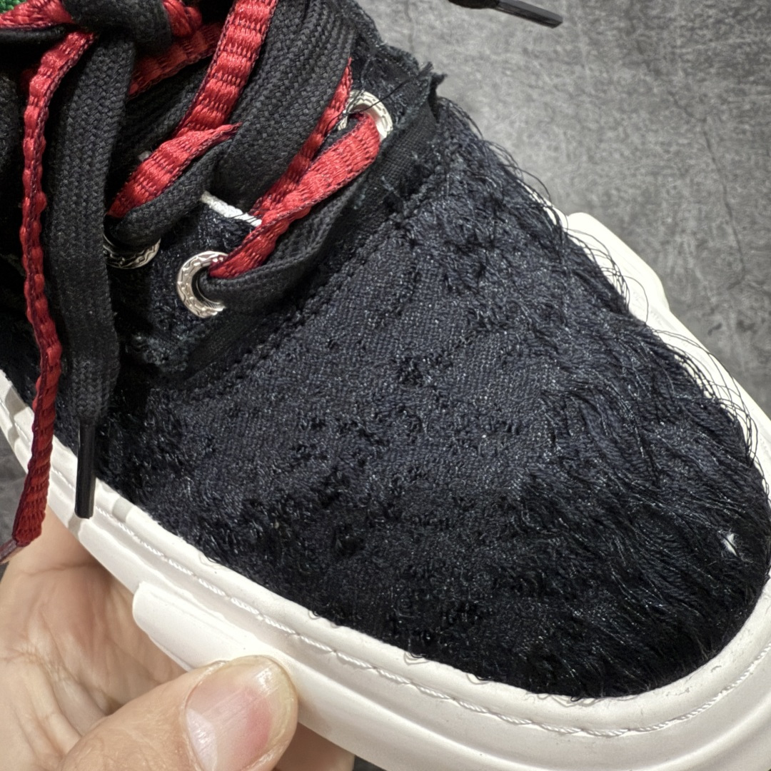 图片[6]-【莞顶礼盒版】xVESSEL × 吴建豪联名｜雪花酥Snowflake厚底增高板鞋】 ✨ #街头新宠 #甜酷有型 吴建豪亲自操刀设计，用「雪花酥」灵感颠覆传统板鞋基因！ 5cm隐形厚底暗藏心机，显高显腿长✔️ 软弹中底+防滑齿纹，暴走8小时不累脚👟 🎨 𝗖𝗢𝗖𝗛𝗼𝗜𝗰𝗲𝗿 三色狙击审美𝗧𝗼𝘁𝗽𝗼𝗶𝗻𝘁： ▫️「牛乳白」：软糯奶霜包裹鞋身，温柔狙击少女心 ▫️「奥利奥」：经典黑白漩涡纹，永不过时的𝗢𝘂𝘁𝗳𝗶𝘁𝗖位神器 ▫️「黑松露」：哑光麂皮𝗑金属细节，暗黑系𝗚𝗶𝗿𝗹𝗹𝗮𝘇必备𝗚𝗔𝗢级单品 🌟𝗗𝗲𝘀𝗶𝗴𝗻 𝗛𝗶𝗴𝗵𝗹𝗶𝗴𝗵𝘁： ✅解构式绑带𝗑异形后跟，每一步都踩在𝗧𝗼𝘁𝗽𝗼𝗶𝗻𝘁 ✅可拆卸雪花图腾配件，解锁𝟭𝟬𝟬𝟬+种穿搭姿势 ✅3M反光条暗藏𝗦𝗡𝗘𝗔𝗞𝗘𝗥𝗛𝗘𝗔𝗗彩蛋，夜行自带𝗙𝗼𝗰𝘂𝘀光效 尺码：35-45-选品中心