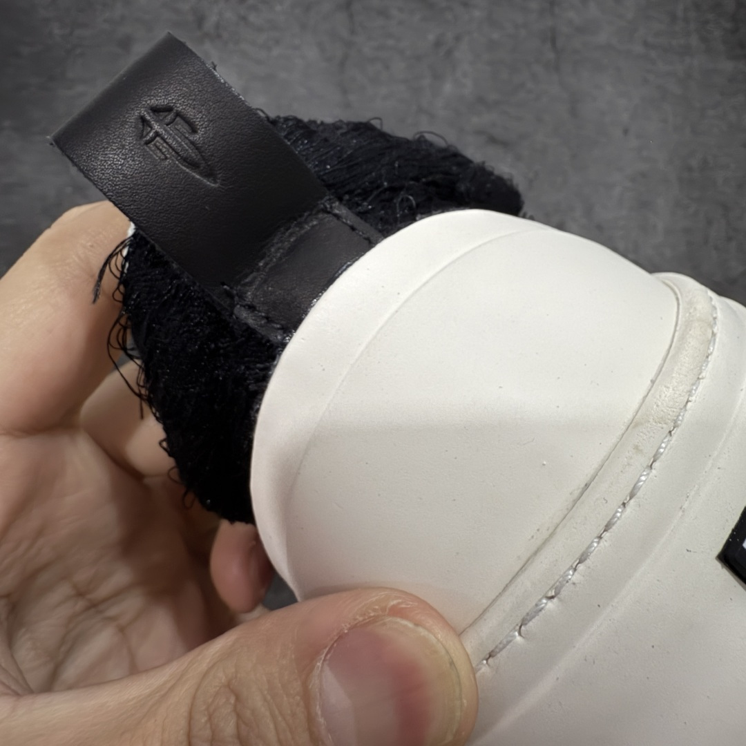 图片[2]-【莞顶礼盒版】xVESSEL × 吴建豪联名｜雪花酥Snowflake厚底增高板鞋】 ✨ #街头新宠 #甜酷有型 吴建豪亲自操刀设计，用「雪花酥」灵感颠覆传统板鞋基因！ 5cm隐形厚底暗藏心机，显高显腿长✔️ 软弹中底+防滑齿纹，暴走8小时不累脚👟 🎨 𝗖𝗢𝗖𝗛𝗼𝗜𝗰𝗲𝗿 三色狙击审美𝗧𝗼𝘁𝗽𝗼𝗶𝗻𝘁： ▫️「牛乳白」：软糯奶霜包裹鞋身，温柔狙击少女心 ▫️「奥利奥」：经典黑白漩涡纹，永不过时的𝗢𝘂𝘁𝗳𝗶𝘁𝗖位神器 ▫️「黑松露」：哑光麂皮𝗑金属细节，暗黑系𝗚𝗶𝗿𝗹𝗹𝗮𝘇必备𝗚𝗔𝗢级单品 🌟𝗗𝗲𝘀𝗶𝗴𝗻 𝗛𝗶𝗴𝗵𝗹𝗶𝗴𝗵𝘁： ✅解构式绑带𝗑异形后跟，每一步都踩在𝗧𝗼𝘁𝗽𝗼𝗶𝗻𝘁 ✅可拆卸雪花图腾配件，解锁𝟭𝟬𝟬𝟬+种穿搭姿势 ✅3M反光条暗藏𝗦𝗡𝗘𝗔𝗞𝗘𝗥𝗛𝗘𝗔𝗗彩蛋，夜行自带𝗙𝗼𝗰𝘂𝘀光效 尺码：35-45-选品中心