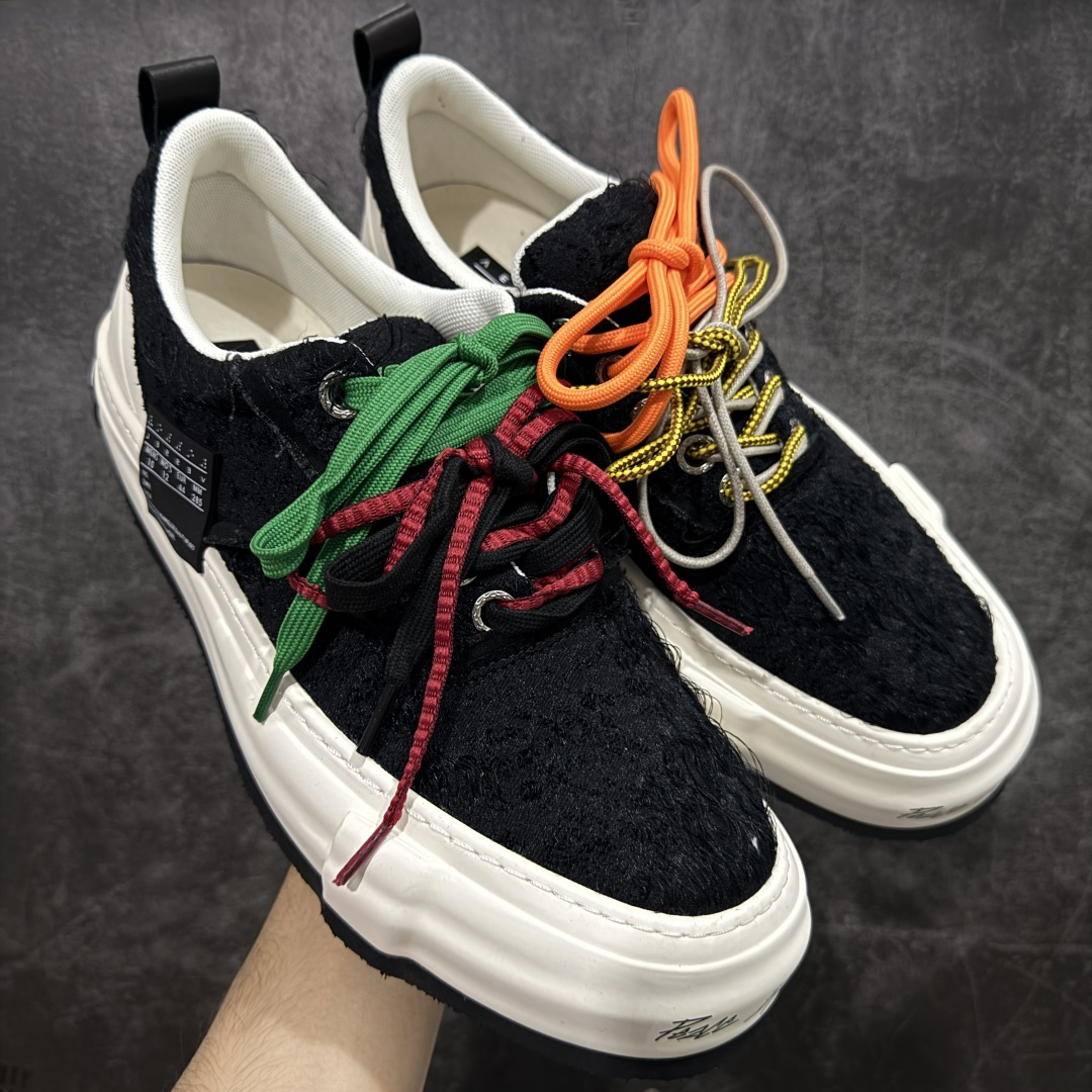 【莞顶礼盒版】xVESSEL × 吴建豪联名｜雪花酥Snowflake厚底增高板鞋】 ✨ #街头新宠 #甜酷有型 吴建豪亲自操刀设计，用「雪花酥」灵感颠覆传统板鞋基因！ 5cm隐形厚底暗藏心机，显高显腿长✔️ 软弹中底+防滑齿纹，暴走8小时不累脚👟 🎨 𝗖𝗢𝗖𝗛𝗼𝗜𝗰𝗲𝗿 三色狙击审美𝗧𝗼𝘁𝗽𝗼𝗶𝗻𝘁： ▫️「牛乳白」：软糯奶霜包裹鞋身，温柔狙击少女心 ▫️「奥利奥」：经典黑白漩涡纹，永不过时的𝗢𝘂𝘁𝗳𝗶𝘁𝗖位神器 ▫️「黑松露」：哑光麂皮𝗑金属细节，暗黑系𝗚𝗶𝗿𝗹𝗹𝗮𝘇必备𝗚𝗔𝗢级单品 🌟𝗗𝗲𝘀𝗶𝗴𝗻 𝗛𝗶𝗴𝗵𝗹𝗶𝗴𝗵𝘁： ✅解构式绑带𝗑异形后跟，每一步都踩在𝗧𝗼𝘁𝗽𝗼𝗶𝗻𝘁 ✅可拆卸雪花图腾配件，解锁𝟭𝟬𝟬𝟬+种穿搭姿势 ✅3M反光条暗藏𝗦𝗡𝗘𝗔𝗞𝗘𝗥𝗛𝗘𝗔𝗗彩蛋，夜行自带𝗙𝗼𝗰𝘂𝘀光效 尺码：35-45-选品中心