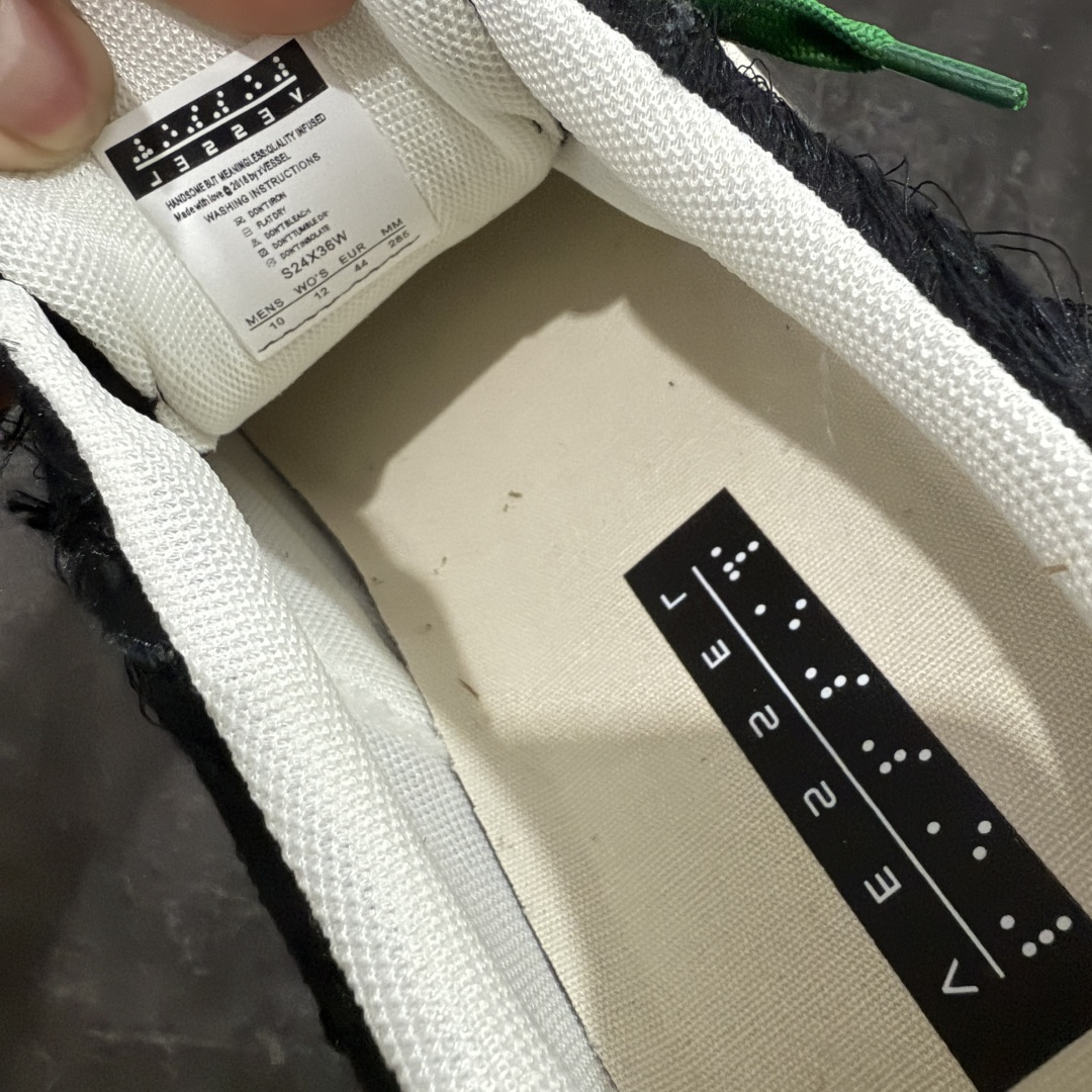 图片[7]-【莞顶礼盒版】xVESSEL × 吴建豪联名｜雪花酥Snowflake厚底增高板鞋】 ✨ #街头新宠 #甜酷有型 吴建豪亲自操刀设计，用「雪花酥」灵感颠覆传统板鞋基因！ 5cm隐形厚底暗藏心机，显高显腿长✔️ 软弹中底+防滑齿纹，暴走8小时不累脚👟 🎨 𝗖𝗢𝗖𝗛𝗼𝗜𝗰𝗲𝗿 三色狙击审美𝗧𝗼𝘁𝗽𝗼𝗶𝗻𝘁： ▫️「牛乳白」：软糯奶霜包裹鞋身，温柔狙击少女心 ▫️「奥利奥」：经典黑白漩涡纹，永不过时的𝗢𝘂𝘁𝗳𝗶𝘁𝗖位神器 ▫️「黑松露」：哑光麂皮𝗑金属细节，暗黑系𝗚𝗶𝗿𝗹𝗹𝗮𝘇必备𝗚𝗔𝗢级单品 🌟𝗗𝗲𝘀𝗶𝗴𝗻 𝗛𝗶𝗴𝗵𝗹𝗶𝗴𝗵𝘁： ✅解构式绑带𝗑异形后跟，每一步都踩在𝗧𝗼𝘁𝗽𝗼𝗶𝗻𝘁 ✅可拆卸雪花图腾配件，解锁𝟭𝟬𝟬𝟬+种穿搭姿势 ✅3M反光条暗藏𝗦𝗡𝗘𝗔𝗞𝗘𝗥𝗛𝗘𝗔𝗗彩蛋，夜行自带𝗙𝗼𝗰𝘂𝘀光效 尺码：35-45-选品中心