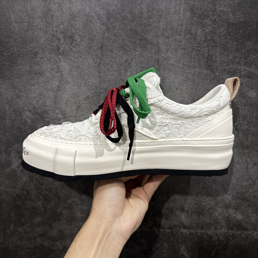 图片[2]-【莞顶礼盒版】xVESSEL × 吴建豪联名｜雪花酥Snowflake厚底增高板鞋】 ✨ #街头新宠 #甜酷有型 吴建豪亲自操刀设计，用「雪花酥」灵感颠覆传统板鞋基因！ 5cm隐形厚底暗藏心机，显高显腿长✔️ 软弹中底+防滑齿纹，暴走8小时不累脚👟 🎨 𝗖𝗢𝗖𝗛𝗼𝗜𝗰𝗲𝗿 三色狙击审美𝗧𝗼𝘁𝗽𝗼𝗶𝗻𝘁： ▫️「牛乳白」：软糯奶霜包裹鞋身，温柔狙击少女心 ▫️「奥利奥」：经典黑白漩涡纹，永不过时的𝗢𝘂𝘁𝗳𝗶𝘁𝗖位神器 ▫️「黑松露」：哑光麂皮𝗑金属细节，暗黑系𝗚𝗶𝗿𝗹𝗹𝗮𝘇必备𝗚𝗔𝗢级单品 🌟𝗗𝗲𝘀𝗶𝗴𝗻 𝗛𝗶𝗴𝗵𝗹𝗶𝗴𝗵𝘁： ✅解构式绑带𝗑异形后跟，每一步都踩在𝗧𝗼𝘁𝗽𝗼𝗶𝗻𝘁 ✅可拆卸雪花图腾配件，解锁𝟭𝟬𝟬𝟬+种穿搭姿势 ✅3M反光条暗藏𝗦𝗡𝗘𝗔𝗞𝗘𝗥𝗛𝗘𝗔𝗗彩蛋，夜行自带𝗙𝗼𝗰𝘂𝘀光效 尺码：35-45-选品中心