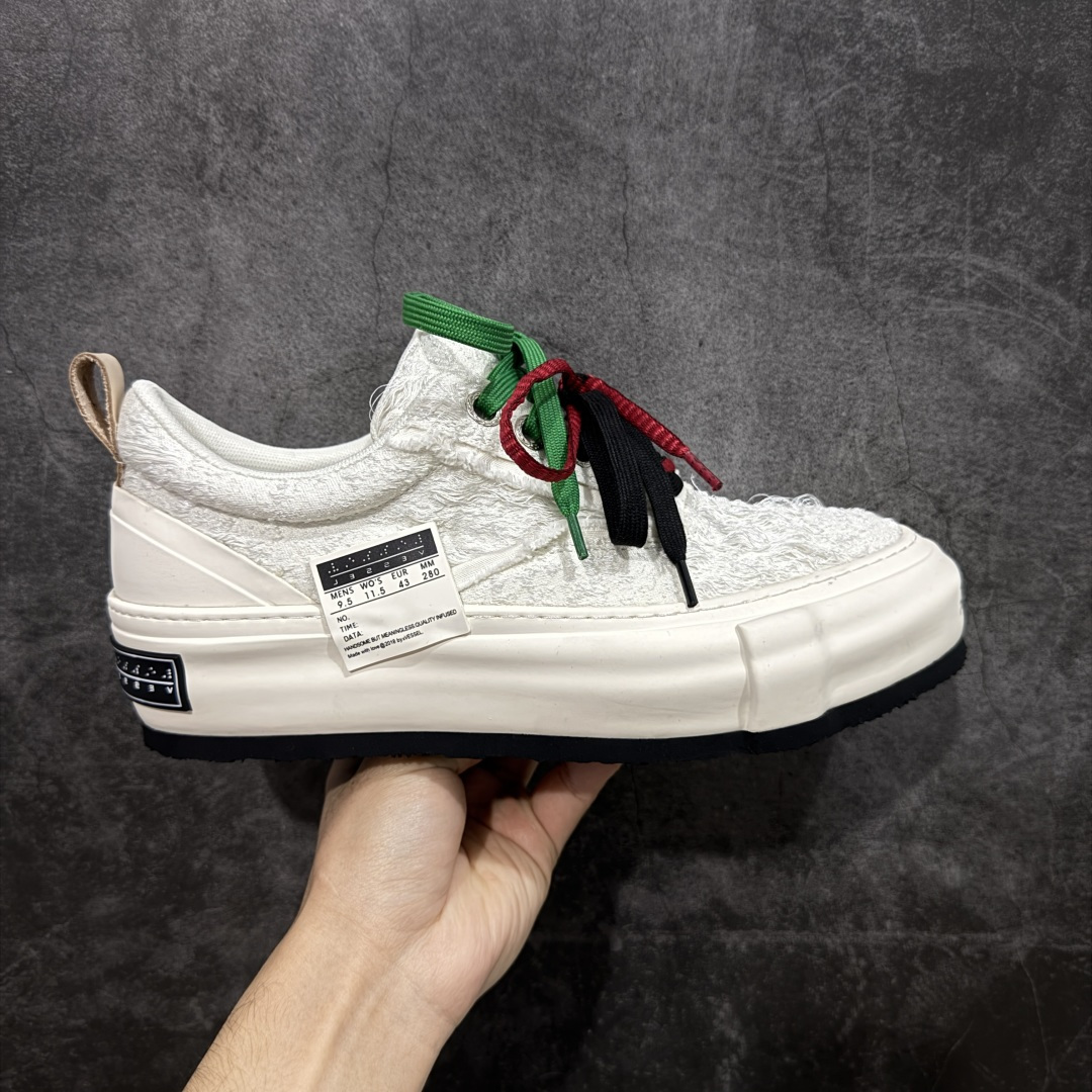 【莞顶礼盒版】xVESSEL × 吴建豪联名｜雪花酥Snowflake厚底增高板鞋】 ✨ #街头新宠 #甜酷有型 吴建豪亲自操刀设计，用「雪花酥」灵感颠覆传统板鞋基因！ 5cm隐形厚底暗藏心机，显高显腿长✔️ 软弹中底+防滑齿纹，暴走8小时不累脚👟 🎨 𝗖𝗢𝗖𝗛𝗼𝗜𝗰𝗲𝗿 三色狙击审美𝗧𝗼𝘁𝗽𝗼𝗶𝗻𝘁： ▫️「牛乳白」：软糯奶霜包裹鞋身，温柔狙击少女心 ▫️「奥利奥」：经典黑白漩涡纹，永不过时的𝗢𝘂𝘁𝗳𝗶𝘁𝗖位神器 ▫️「黑松露」：哑光麂皮𝗑金属细节，暗黑系𝗚𝗶𝗿𝗹𝗹𝗮𝘇必备𝗚𝗔𝗢级单品 🌟𝗗𝗲𝘀𝗶𝗴𝗻 𝗛𝗶𝗴𝗵𝗹𝗶𝗴𝗵𝘁： ✅解构式绑带𝗑异形后跟，每一步都踩在𝗧𝗼𝘁𝗽𝗼𝗶𝗻𝘁 ✅可拆卸雪花图腾配件，解锁𝟭𝟬𝟬𝟬+种穿搭姿势 ✅3M反光条暗藏𝗦𝗡𝗘𝗔𝗞𝗘𝗥𝗛𝗘𝗔𝗗彩蛋，夜行自带𝗙𝗼𝗰𝘂𝘀光效 尺码：35-45-选品中心