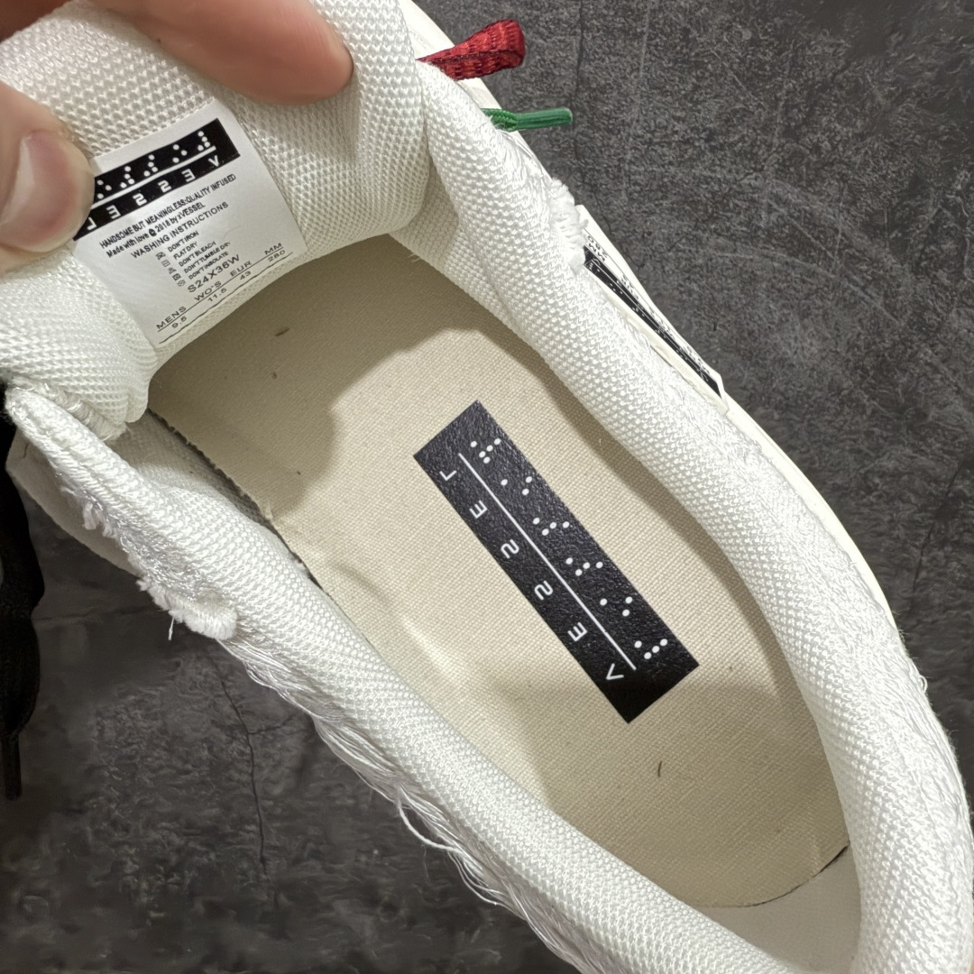 图片[7]-【莞顶礼盒版】xVESSEL × 吴建豪联名｜雪花酥Snowflake厚底增高板鞋】 ✨ #街头新宠 #甜酷有型 吴建豪亲自操刀设计，用「雪花酥」灵感颠覆传统板鞋基因！ 5cm隐形厚底暗藏心机，显高显腿长✔️ 软弹中底+防滑齿纹，暴走8小时不累脚👟 🎨 𝗖𝗢𝗖𝗛𝗼𝗜𝗰𝗲𝗿 三色狙击审美𝗧𝗼𝘁𝗽𝗼𝗶𝗻𝘁： ▫️「牛乳白」：软糯奶霜包裹鞋身，温柔狙击少女心 ▫️「奥利奥」：经典黑白漩涡纹，永不过时的𝗢𝘂𝘁𝗳𝗶𝘁𝗖位神器 ▫️「黑松露」：哑光麂皮𝗑金属细节，暗黑系𝗚𝗶𝗿𝗹𝗹𝗮𝘇必备𝗚𝗔𝗢级单品 🌟𝗗𝗲𝘀𝗶𝗴𝗻 𝗛𝗶𝗴𝗵𝗹𝗶𝗴𝗵𝘁： ✅解构式绑带𝗑异形后跟，每一步都踩在𝗧𝗼𝘁𝗽𝗼𝗶𝗻𝘁 ✅可拆卸雪花图腾配件，解锁𝟭𝟬𝟬𝟬+种穿搭姿势 ✅3M反光条暗藏𝗦𝗡𝗘𝗔𝗞𝗘𝗥𝗛𝗘𝗔𝗗彩蛋，夜行自带𝗙𝗼𝗰𝘂𝘀光效 尺码：35-45-选品中心