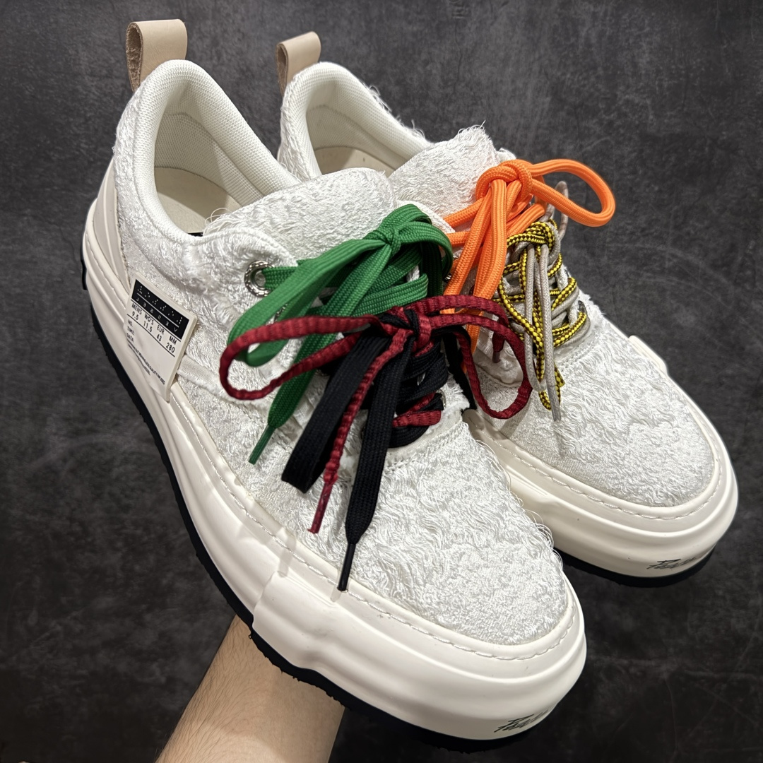 【莞顶礼盒版】xVESSEL × 吴建豪联名｜雪花酥Snowflake厚底增高板鞋】 ✨ #街头新宠 #甜酷有型 吴建豪亲自操刀设计，用「雪花酥」灵感颠覆传统板鞋基因！ 5cm隐形厚底暗藏心机，显高显腿长✔️ 软弹中底+防滑齿纹，暴走8小时不累脚👟 🎨 𝗖𝗢𝗖𝗛𝗼𝗜𝗰𝗲𝗿 三色狙击审美𝗧𝗼𝘁𝗽𝗼𝗶𝗻𝘁： ▫️「牛乳白」：软糯奶霜包裹鞋身，温柔狙击少女心 ▫️「奥利奥」：经典黑白漩涡纹，永不过时的𝗢𝘂𝘁𝗳𝗶𝘁𝗖位神器 ▫️「黑松露」：哑光麂皮𝗑金属细节，暗黑系𝗚𝗶𝗿𝗹𝗹𝗮𝘇必备𝗚𝗔𝗢级单品 🌟𝗗𝗲𝘀𝗶𝗴𝗻 𝗛𝗶𝗴𝗵𝗹𝗶𝗴𝗵𝘁： ✅解构式绑带𝗑异形后跟，每一步都踩在𝗧𝗼𝘁𝗽𝗼𝗶𝗻𝘁 ✅可拆卸雪花图腾配件，解锁𝟭𝟬𝟬𝟬+种穿搭姿势 ✅3M反光条暗藏𝗦𝗡𝗘𝗔𝗞𝗘𝗥𝗛𝗘𝗔𝗗彩蛋，夜行自带𝗙𝗼𝗰𝘂𝘀光效 尺码：35-45-选品中心