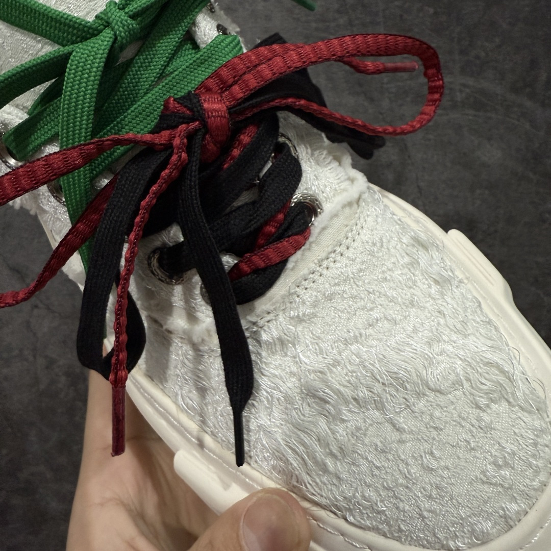 图片[6]-【莞顶礼盒版】xVESSEL × 吴建豪联名｜雪花酥Snowflake厚底增高板鞋】 ✨ #街头新宠 #甜酷有型 吴建豪亲自操刀设计，用「雪花酥」灵感颠覆传统板鞋基因！ 5cm隐形厚底暗藏心机，显高显腿长✔️ 软弹中底+防滑齿纹，暴走8小时不累脚👟 🎨 𝗖𝗢𝗖𝗛𝗼𝗜𝗰𝗲𝗿 三色狙击审美𝗧𝗼𝘁𝗽𝗼𝗶𝗻𝘁： ▫️「牛乳白」：软糯奶霜包裹鞋身，温柔狙击少女心 ▫️「奥利奥」：经典黑白漩涡纹，永不过时的𝗢𝘂𝘁𝗳𝗶𝘁𝗖位神器 ▫️「黑松露」：哑光麂皮𝗑金属细节，暗黑系𝗚𝗶𝗿𝗹𝗹𝗮𝘇必备𝗚𝗔𝗢级单品 🌟𝗗𝗲𝘀𝗶𝗴𝗻 𝗛𝗶𝗴𝗵𝗹𝗶𝗴𝗵𝘁： ✅解构式绑带𝗑异形后跟，每一步都踩在𝗧𝗼𝘁𝗽𝗼𝗶𝗻𝘁 ✅可拆卸雪花图腾配件，解锁𝟭𝟬𝟬𝟬+种穿搭姿势 ✅3M反光条暗藏𝗦𝗡𝗘𝗔𝗞𝗘𝗥𝗛𝗘𝗔𝗗彩蛋，夜行自带𝗙𝗼𝗰𝘂𝘀光效 尺码：35-45-选品中心