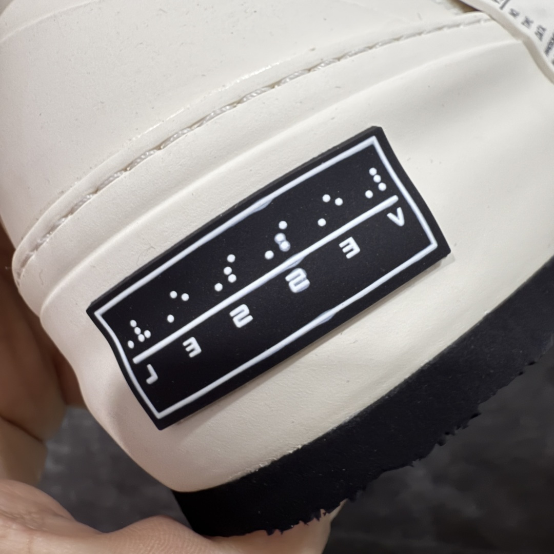 图片[3]-【莞顶礼盒版】xVESSEL × 吴建豪联名｜雪花酥Snowflake厚底增高板鞋】 ✨ #街头新宠 #甜酷有型 吴建豪亲自操刀设计，用「雪花酥」灵感颠覆传统板鞋基因！ 5cm隐形厚底暗藏心机，显高显腿长✔️ 软弹中底+防滑齿纹，暴走8小时不累脚👟 🎨 𝗖𝗢𝗖𝗛𝗼𝗜𝗰𝗲𝗿 三色狙击审美𝗧𝗼𝘁𝗽𝗼𝗶𝗻𝘁： ▫️「牛乳白」：软糯奶霜包裹鞋身，温柔狙击少女心 ▫️「奥利奥」：经典黑白漩涡纹，永不过时的𝗢𝘂𝘁𝗳𝗶𝘁𝗖位神器 ▫️「黑松露」：哑光麂皮𝗑金属细节，暗黑系𝗚𝗶𝗿𝗹𝗹𝗮𝘇必备𝗚𝗔𝗢级单品 🌟𝗗𝗲𝘀𝗶𝗴𝗻 𝗛𝗶𝗴𝗵𝗹𝗶𝗴𝗵𝘁： ✅解构式绑带𝗑异形后跟，每一步都踩在𝗧𝗼𝘁𝗽𝗼𝗶𝗻𝘁 ✅可拆卸雪花图腾配件，解锁𝟭𝟬𝟬𝟬+种穿搭姿势 ✅3M反光条暗藏𝗦𝗡𝗘𝗔𝗞𝗘𝗥𝗛𝗘𝗔𝗗彩蛋，夜行自带𝗙𝗼𝗰𝘂𝘀光效 尺码：35-45-选品中心