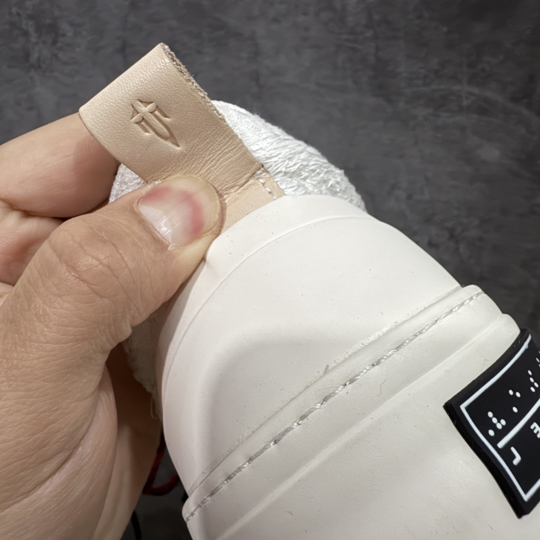 图片[2]-【莞顶礼盒版】xVESSEL × 吴建豪联名｜雪花酥Snowflake厚底增高板鞋】 ✨ #街头新宠 #甜酷有型 吴建豪亲自操刀设计，用「雪花酥」灵感颠覆传统板鞋基因！ 5cm隐形厚底暗藏心机，显高显腿长✔️ 软弹中底+防滑齿纹，暴走8小时不累脚👟 🎨 𝗖𝗢𝗖𝗛𝗼𝗜𝗰𝗲𝗿 三色狙击审美𝗧𝗼𝘁𝗽𝗼𝗶𝗻𝘁： ▫️「牛乳白」：软糯奶霜包裹鞋身，温柔狙击少女心 ▫️「奥利奥」：经典黑白漩涡纹，永不过时的𝗢𝘂𝘁𝗳𝗶𝘁𝗖位神器 ▫️「黑松露」：哑光麂皮𝗑金属细节，暗黑系𝗚𝗶𝗿𝗹𝗹𝗮𝘇必备𝗚𝗔𝗢级单品 🌟𝗗𝗲𝘀𝗶𝗴𝗻 𝗛𝗶𝗴𝗵𝗹𝗶𝗴𝗵𝘁： ✅解构式绑带𝗑异形后跟，每一步都踩在𝗧𝗼𝘁𝗽𝗼𝗶𝗻𝘁 ✅可拆卸雪花图腾配件，解锁𝟭𝟬𝟬𝟬+种穿搭姿势 ✅3M反光条暗藏𝗦𝗡𝗘𝗔𝗞𝗘𝗥𝗛𝗘𝗔𝗗彩蛋，夜行自带𝗙𝗼𝗰𝘂𝘀光效 尺码：35-45-选品中心