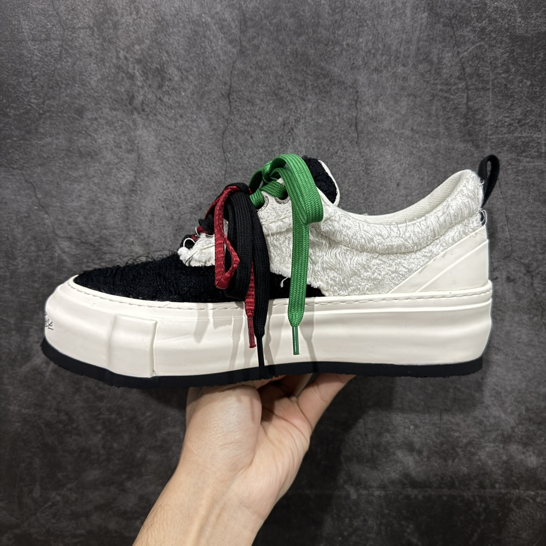 图片[2]-【莞顶礼盒版】xVESSEL × 吴建豪联名｜雪花酥Snowflake厚底增高板鞋】 ✨ #街头新宠 #甜酷有型 吴建豪亲自操刀设计，用「雪花酥」灵感颠覆传统板鞋基因！ 5cm隐形厚底暗藏心机，显高显腿长✔️ 软弹中底+防滑齿纹，暴走8小时不累脚👟 🎨 𝗖𝗢𝗖𝗛𝗼𝗜𝗰𝗲𝗿 三色狙击审美𝗧𝗼𝘁𝗽𝗼𝗶𝗻𝘁： ▫️「牛乳白」：软糯奶霜包裹鞋身，温柔狙击少女心 ▫️「奥利奥」：经典黑白漩涡纹，永不过时的𝗢𝘂𝘁𝗳𝗶𝘁𝗖位神器 ▫️「黑松露」：哑光麂皮𝗑金属细节，暗黑系𝗚𝗶𝗿𝗹𝗹𝗮𝘇必备𝗚𝗔𝗢级单品 🌟𝗗𝗲𝘀𝗶𝗴𝗻 𝗛𝗶𝗴𝗵𝗹𝗶𝗴𝗵𝘁： ✅解构式绑带𝗑异形后跟，每一步都踩在𝗧𝗼𝘁𝗽𝗼𝗶𝗻𝘁 ✅可拆卸雪花图腾配件，解锁𝟭𝟬𝟬𝟬+种穿搭姿势 ✅3M反光条暗藏𝗦𝗡𝗘𝗔𝗞𝗘𝗥𝗛𝗘𝗔𝗗彩蛋，夜行自带𝗙𝗼𝗰𝘂𝘀光效 尺码：35-45-选品中心