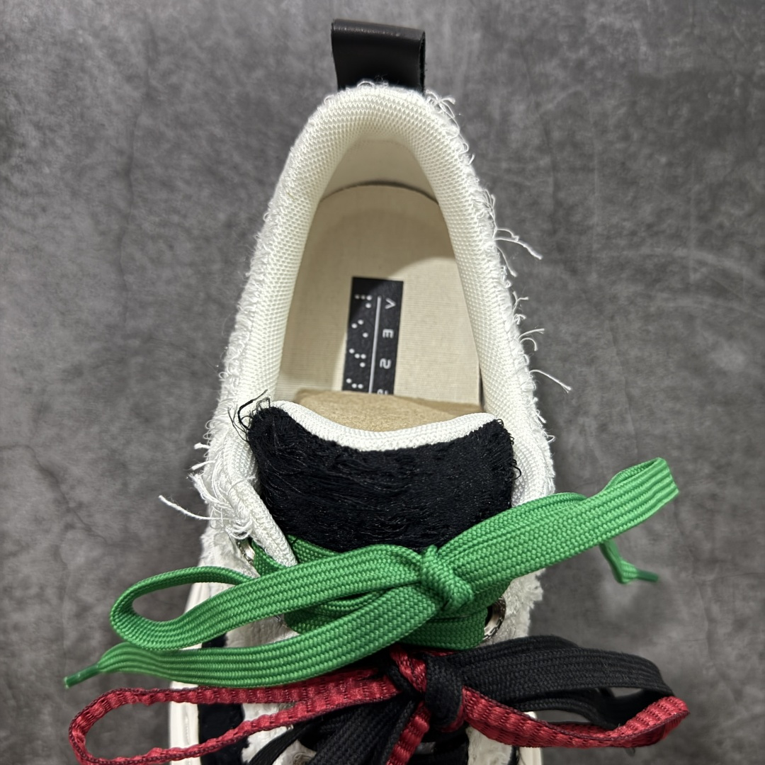 图片[8]-【莞顶礼盒版】xVESSEL × 吴建豪联名｜雪花酥Snowflake厚底增高板鞋】 ✨ #街头新宠 #甜酷有型 吴建豪亲自操刀设计，用「雪花酥」灵感颠覆传统板鞋基因！ 5cm隐形厚底暗藏心机，显高显腿长✔️ 软弹中底+防滑齿纹，暴走8小时不累脚👟 🎨 𝗖𝗢𝗖𝗛𝗼𝗜𝗰𝗲𝗿 三色狙击审美𝗧𝗼𝘁𝗽𝗼𝗶𝗻𝘁： ▫️「牛乳白」：软糯奶霜包裹鞋身，温柔狙击少女心 ▫️「奥利奥」：经典黑白漩涡纹，永不过时的𝗢𝘂𝘁𝗳𝗶𝘁𝗖位神器 ▫️「黑松露」：哑光麂皮𝗑金属细节，暗黑系𝗚𝗶𝗿𝗹𝗹𝗮𝘇必备𝗚𝗔𝗢级单品 🌟𝗗𝗲𝘀𝗶𝗴𝗻 𝗛𝗶𝗴𝗵𝗹𝗶𝗴𝗵𝘁： ✅解构式绑带𝗑异形后跟，每一步都踩在𝗧𝗼𝘁𝗽𝗼𝗶𝗻𝘁 ✅可拆卸雪花图腾配件，解锁𝟭𝟬𝟬𝟬+种穿搭姿势 ✅3M反光条暗藏𝗦𝗡𝗘𝗔𝗞𝗘𝗥𝗛𝗘𝗔𝗗彩蛋，夜行自带𝗙𝗼𝗰𝘂𝘀光效 尺码：35-45-选品中心