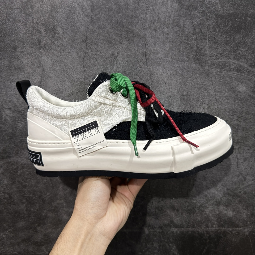 【莞顶礼盒版】xVESSEL × 吴建豪联名｜雪花酥Snowflake厚底增高板鞋】 ✨ #街头新宠 #甜酷有型 吴建豪亲自操刀设计，用「雪花酥」灵感颠覆传统板鞋基因！ 5cm隐形厚底暗藏心机，显高显腿长✔️ 软弹中底+防滑齿纹，暴走8小时不累脚👟 🎨 𝗖𝗢𝗖𝗛𝗼𝗜𝗰𝗲𝗿 三色狙击审美𝗧𝗼𝘁𝗽𝗼𝗶𝗻𝘁： ▫️「牛乳白」：软糯奶霜包裹鞋身，温柔狙击少女心 ▫️「奥利奥」：经典黑白漩涡纹，永不过时的𝗢𝘂𝘁𝗳𝗶𝘁𝗖位神器 ▫️「黑松露」：哑光麂皮𝗑金属细节，暗黑系𝗚𝗶𝗿𝗹𝗹𝗮𝘇必备𝗚𝗔𝗢级单品 🌟𝗗𝗲𝘀𝗶𝗴𝗻 𝗛𝗶𝗴𝗵𝗹𝗶𝗴𝗵𝘁： ✅解构式绑带𝗑异形后跟，每一步都踩在𝗧𝗼𝘁𝗽𝗼𝗶𝗻𝘁 ✅可拆卸雪花图腾配件，解锁𝟭𝟬𝟬𝟬+种穿搭姿势 ✅3M反光条暗藏𝗦𝗡𝗘𝗔𝗞𝗘𝗥𝗛𝗘𝗔𝗗彩蛋，夜行自带𝗙𝗼𝗰𝘂𝘀光效 尺码：35-45-选品中心